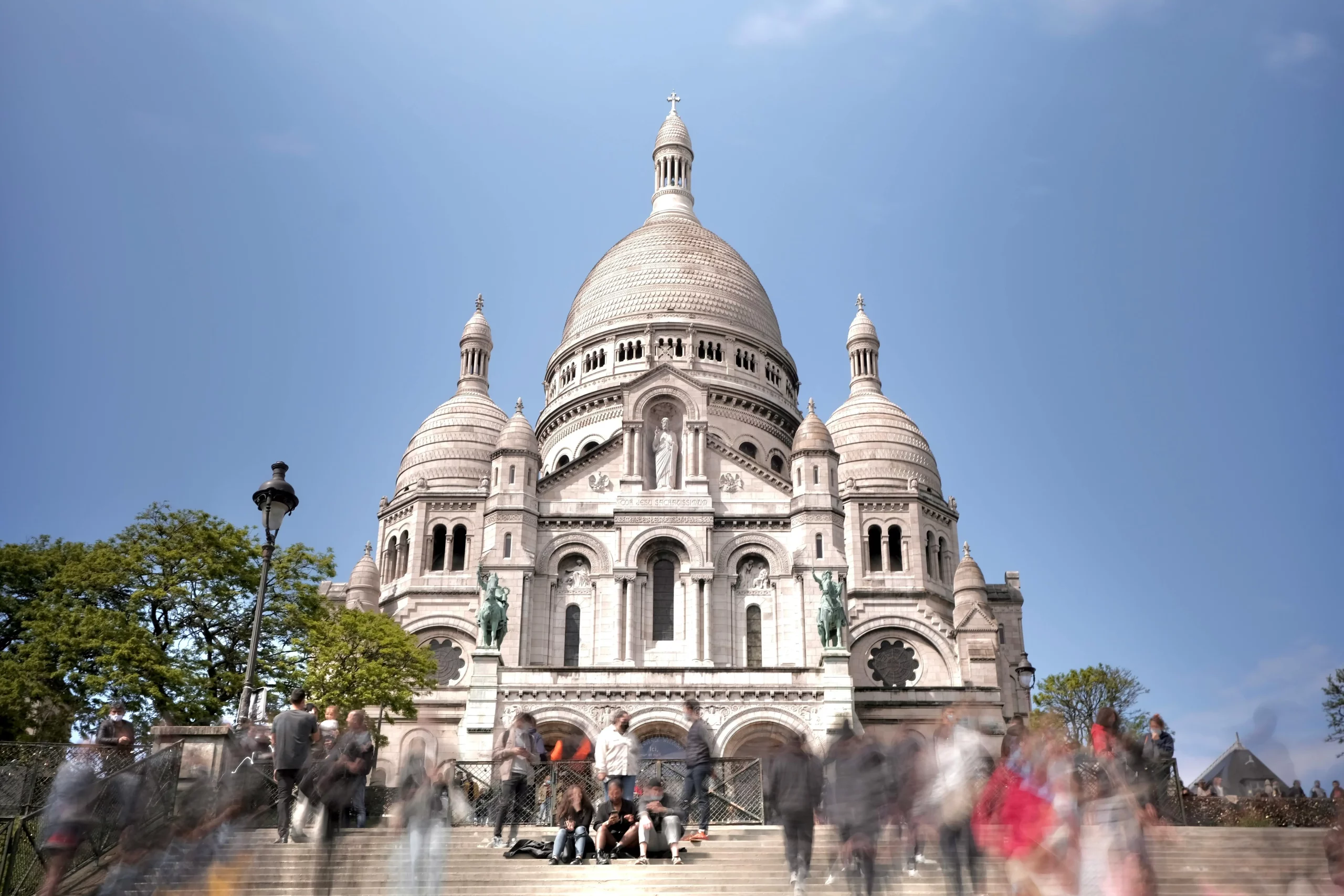 Die Sacre-Coeur in Paris von den Treppenstufen aus fotografiert.
