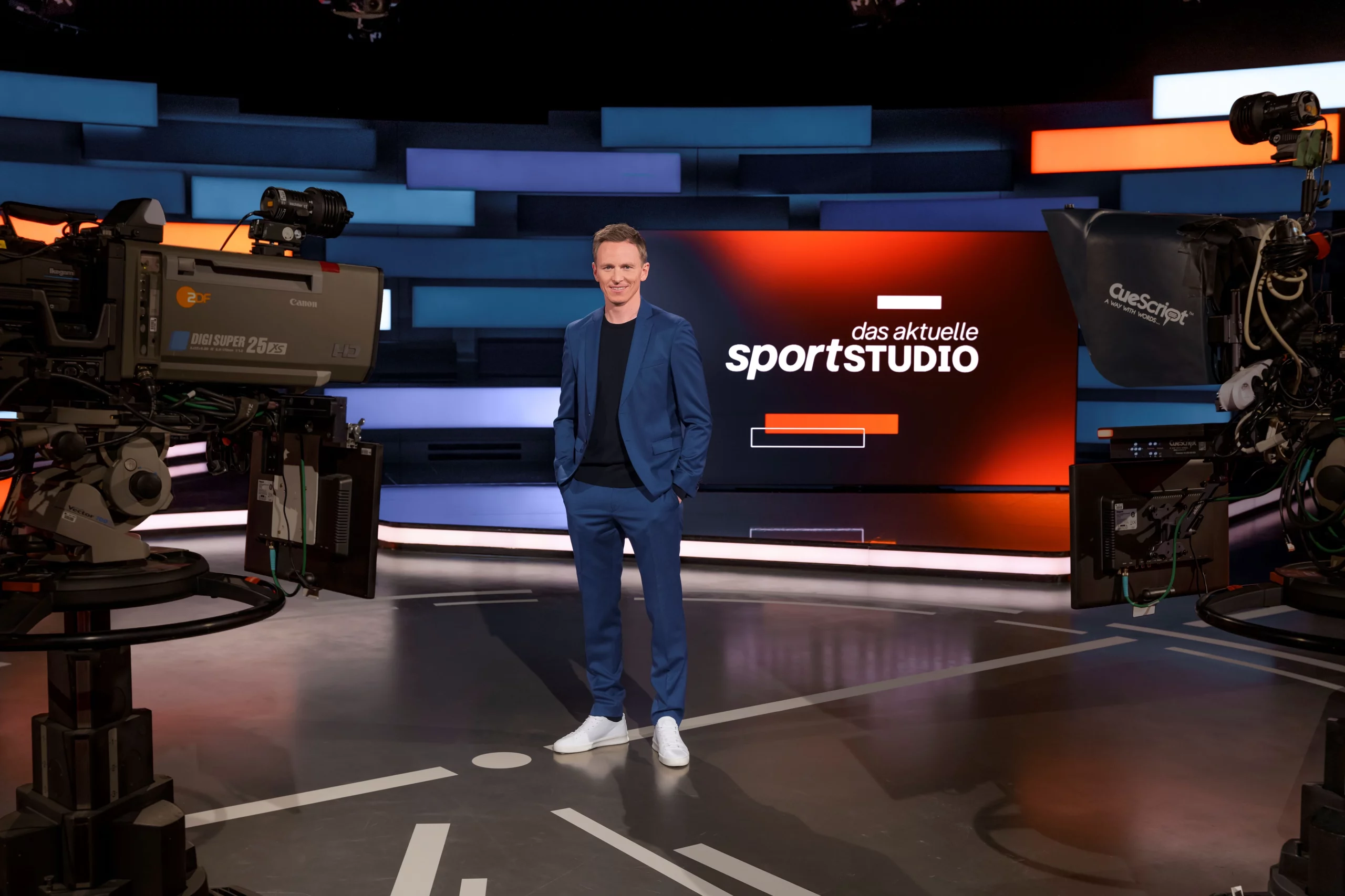Moderator Jochen Breyer vor den Kameras im ZDF sportstudio