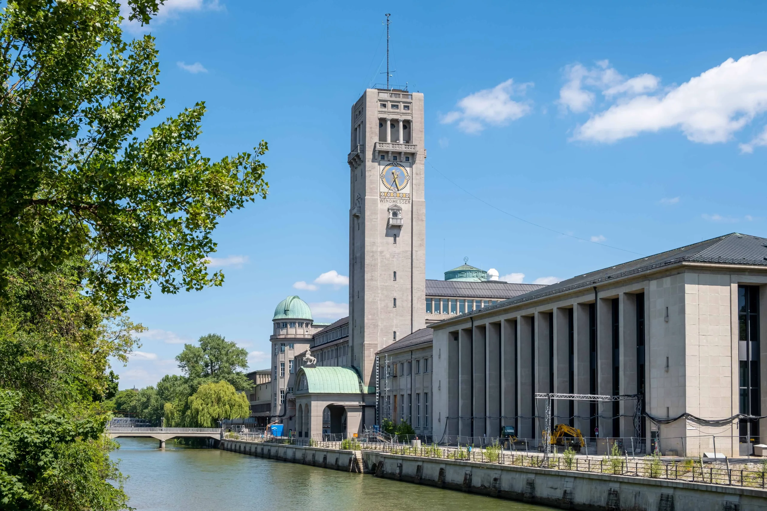 Frontansicht des deutschen Museum in München.