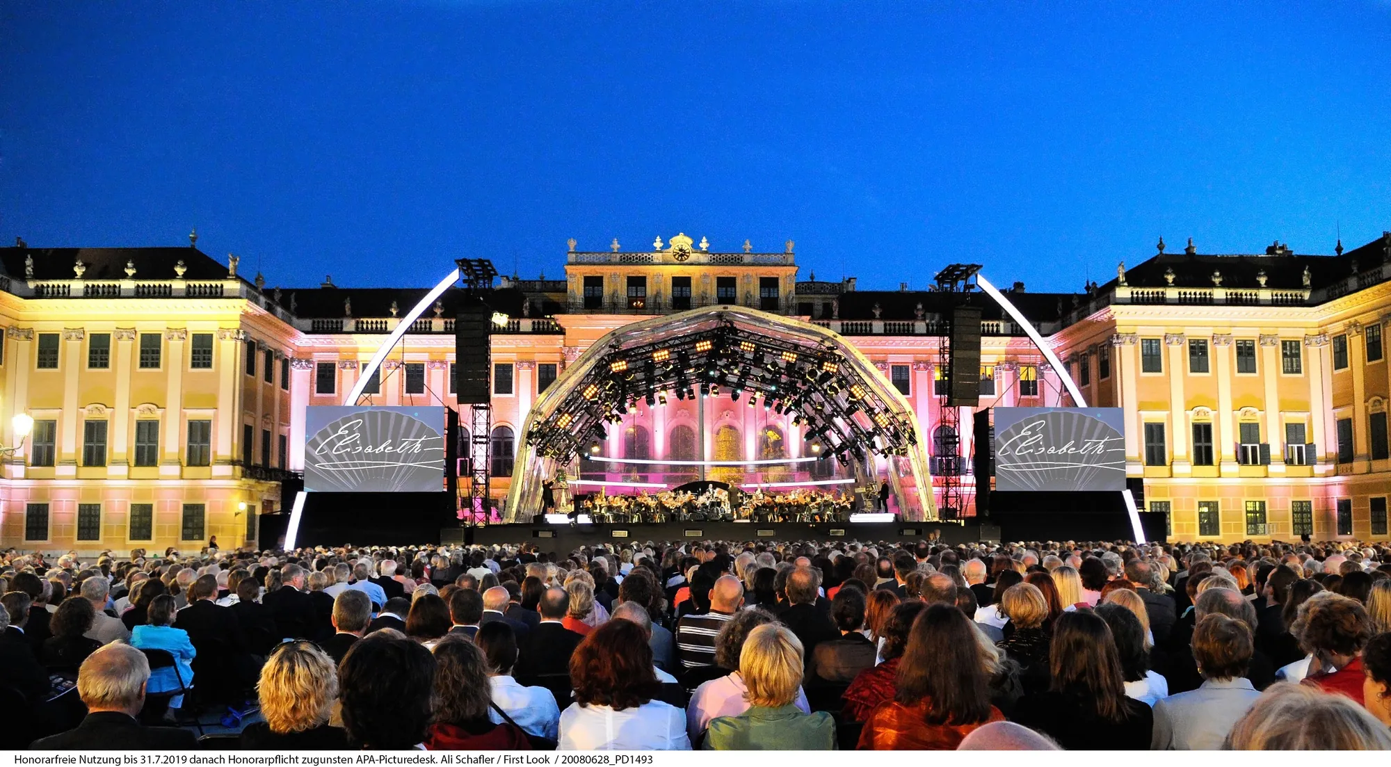 Elisabeth Musical Schönbrunn - Open Air Konzertbühne am Tag mit Menschen befüllt.