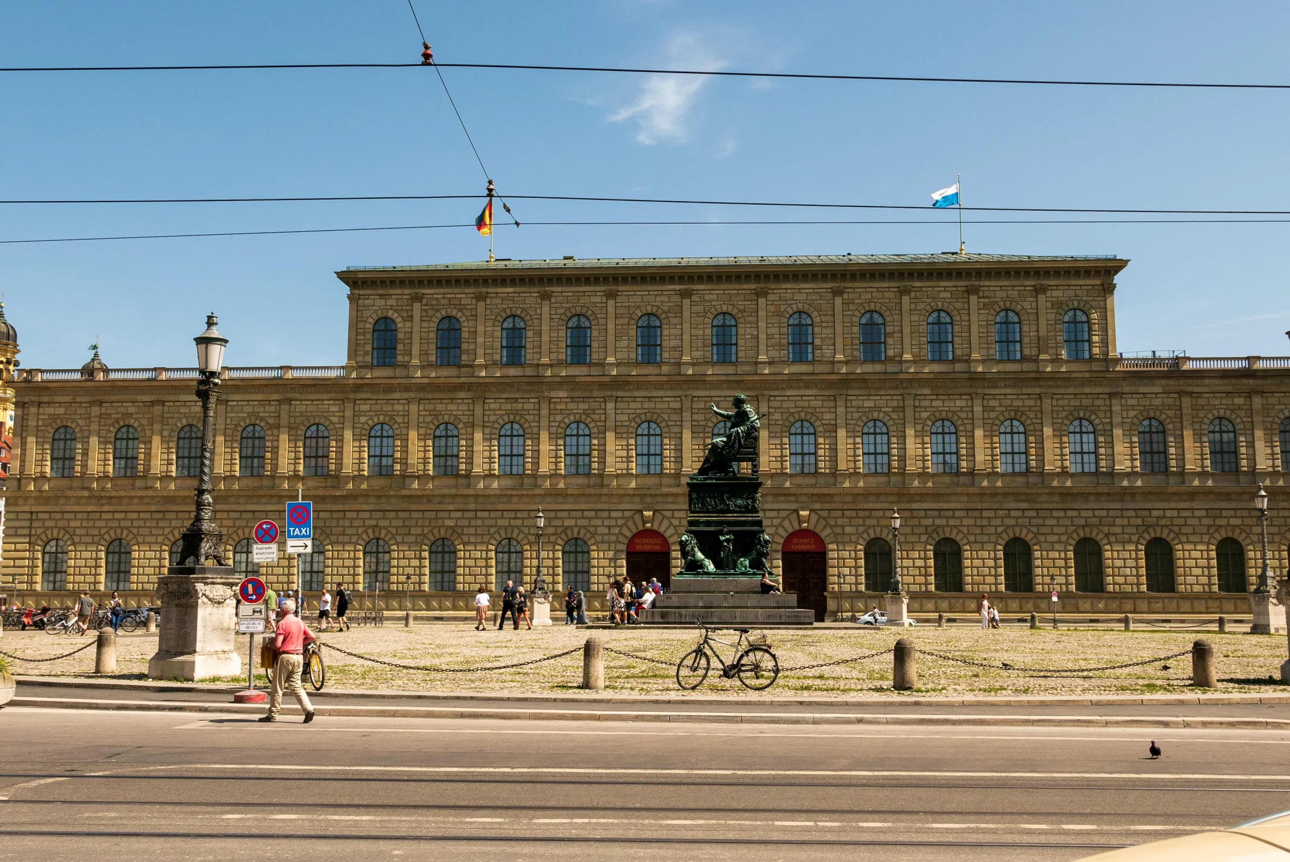Frontansicht der Königsbau-Residenz in München im Sommer.