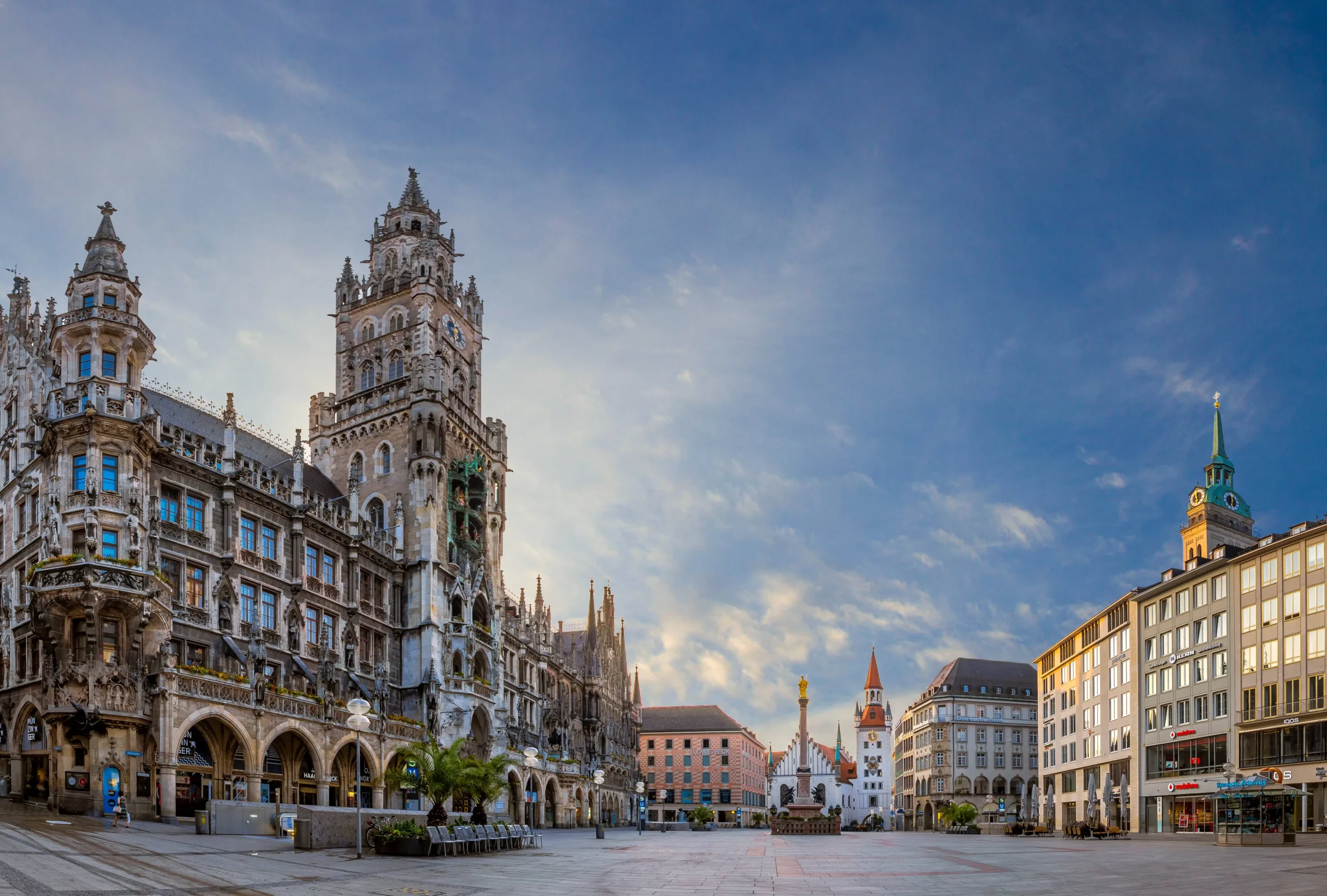 Der noch leere Marienplatz in München am frühen Morgen im Sommer.