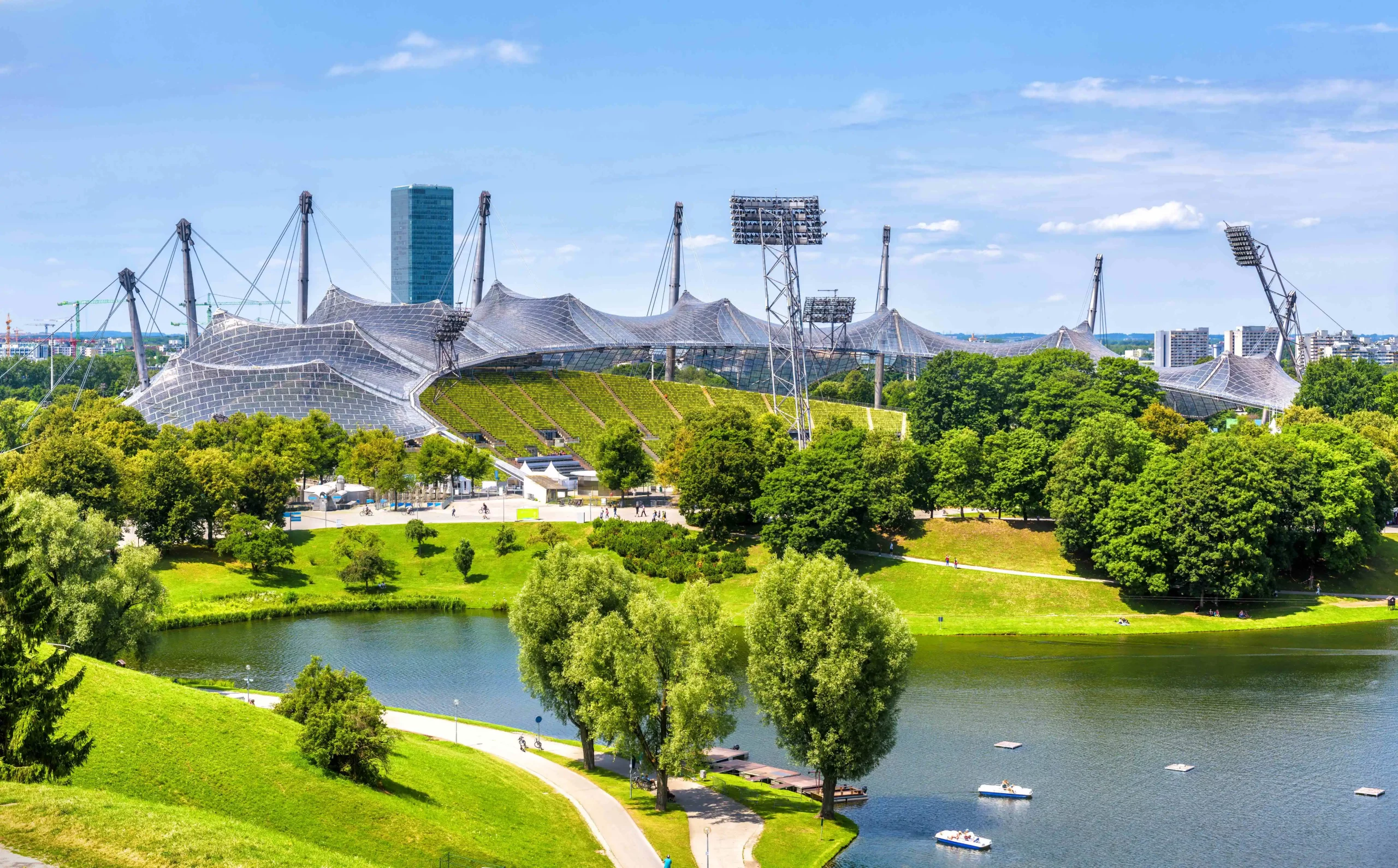 Der Olympiapark in München im Sommer.
