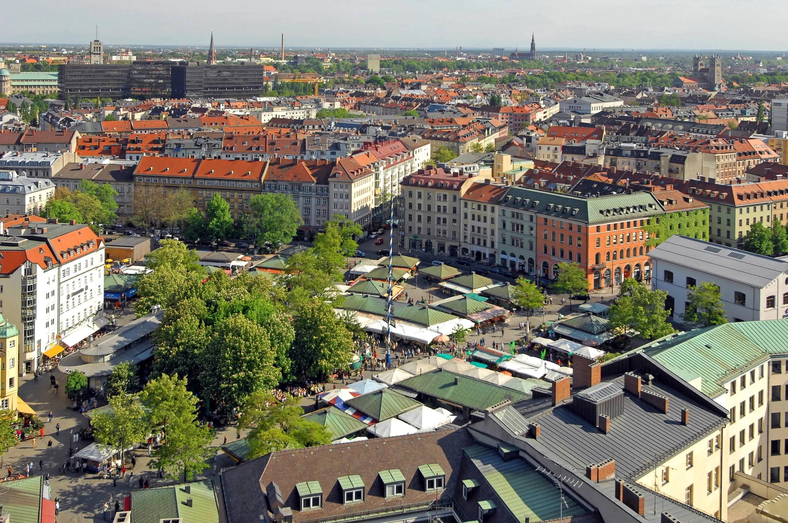 Panoramablick über München mit dem Viktualienmarkt im Vordergrund.