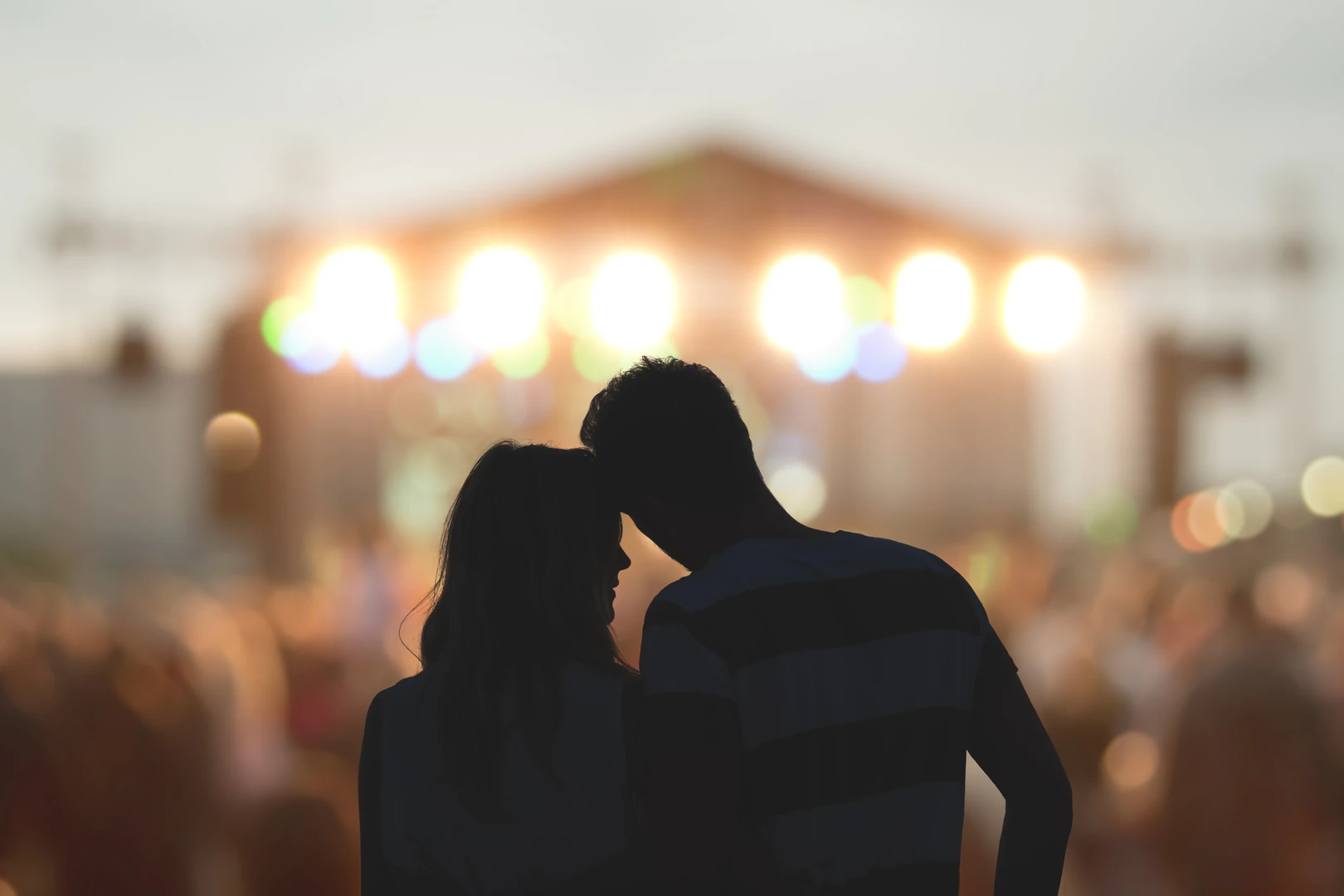 Paar genießt ein Open Air Konzert