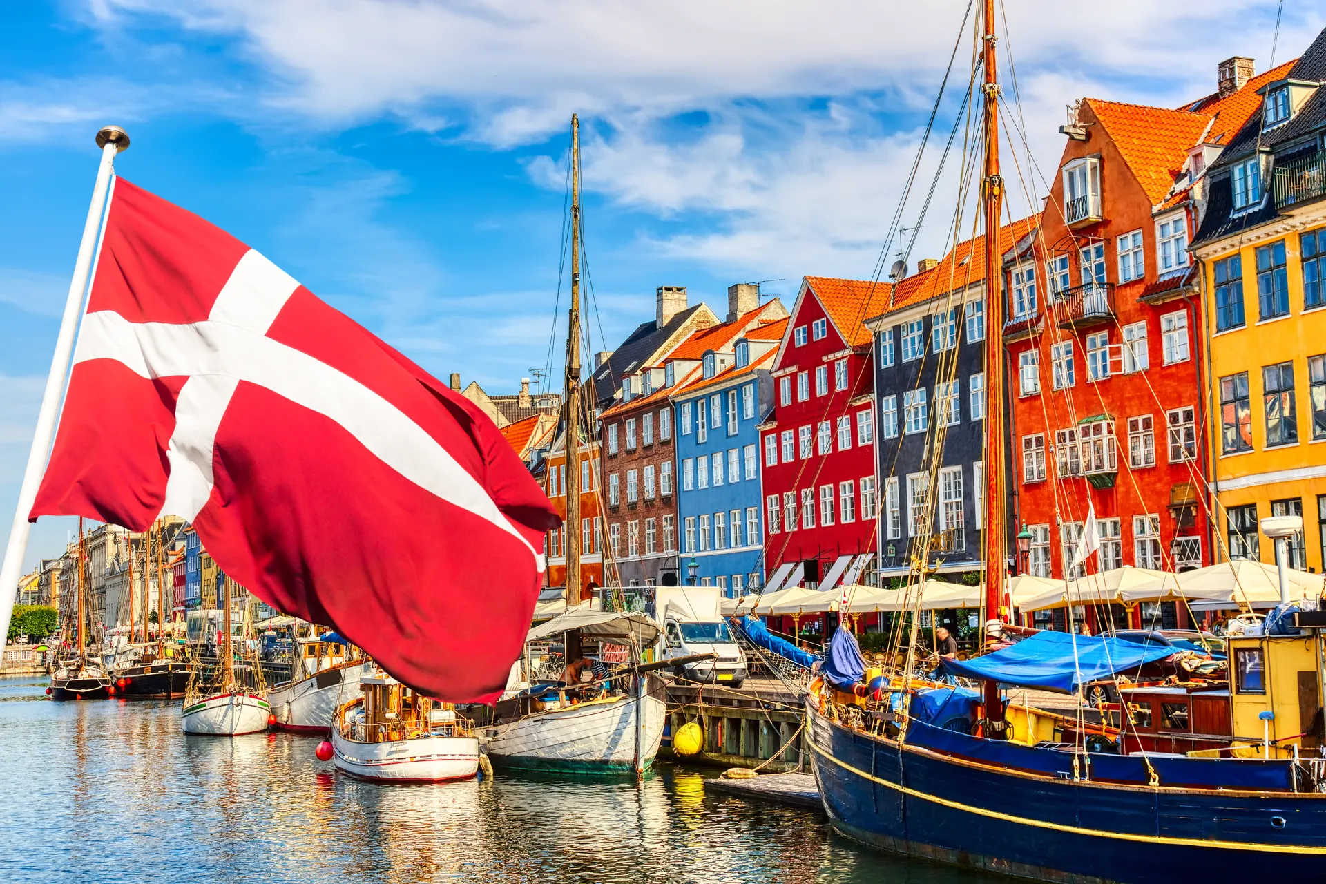 Nyhavn in Kopenhagen mit dänischer Flagge