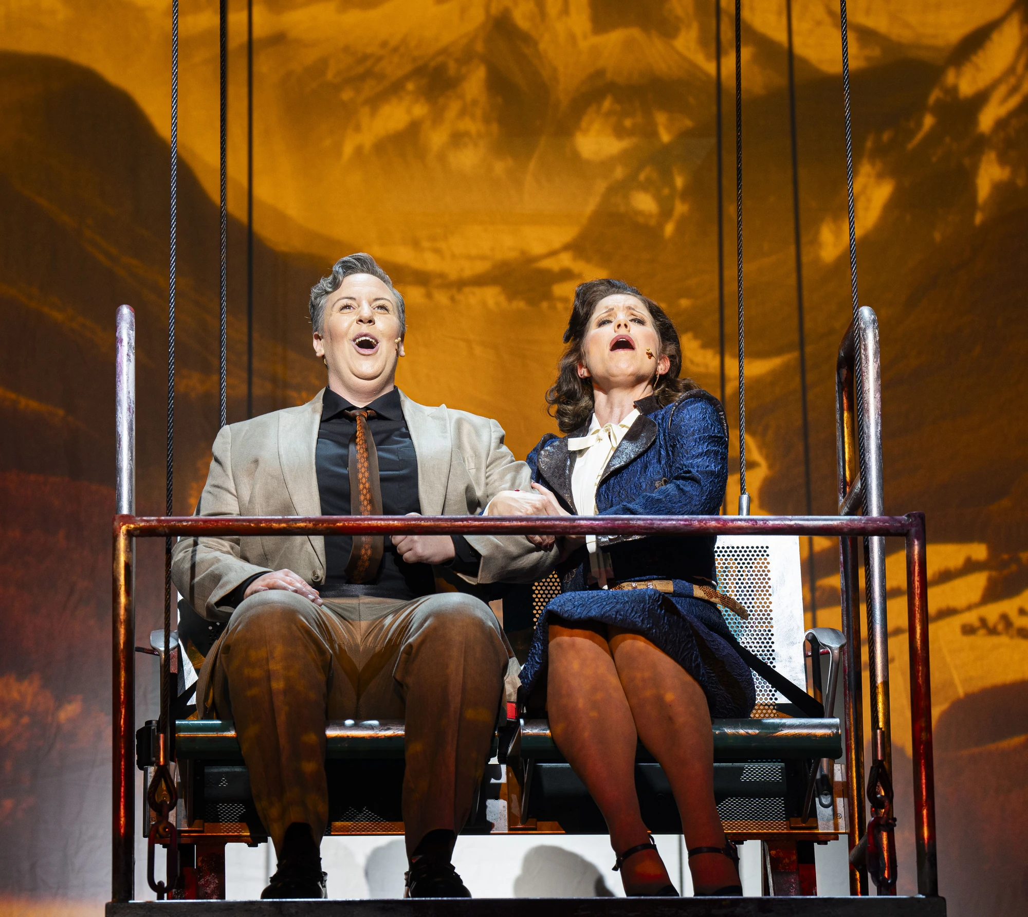 Emotionale Szene mit zwei Darstellern, die eine kraftvolle Vorstellung geben.