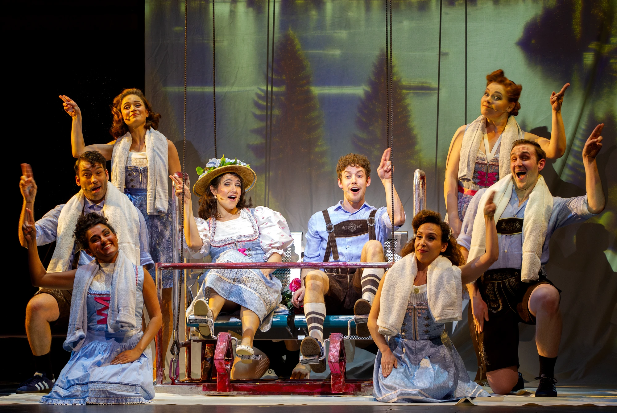 Schauspieler auf der Bühne in einem lebhaften Moment während einer Aufführung.