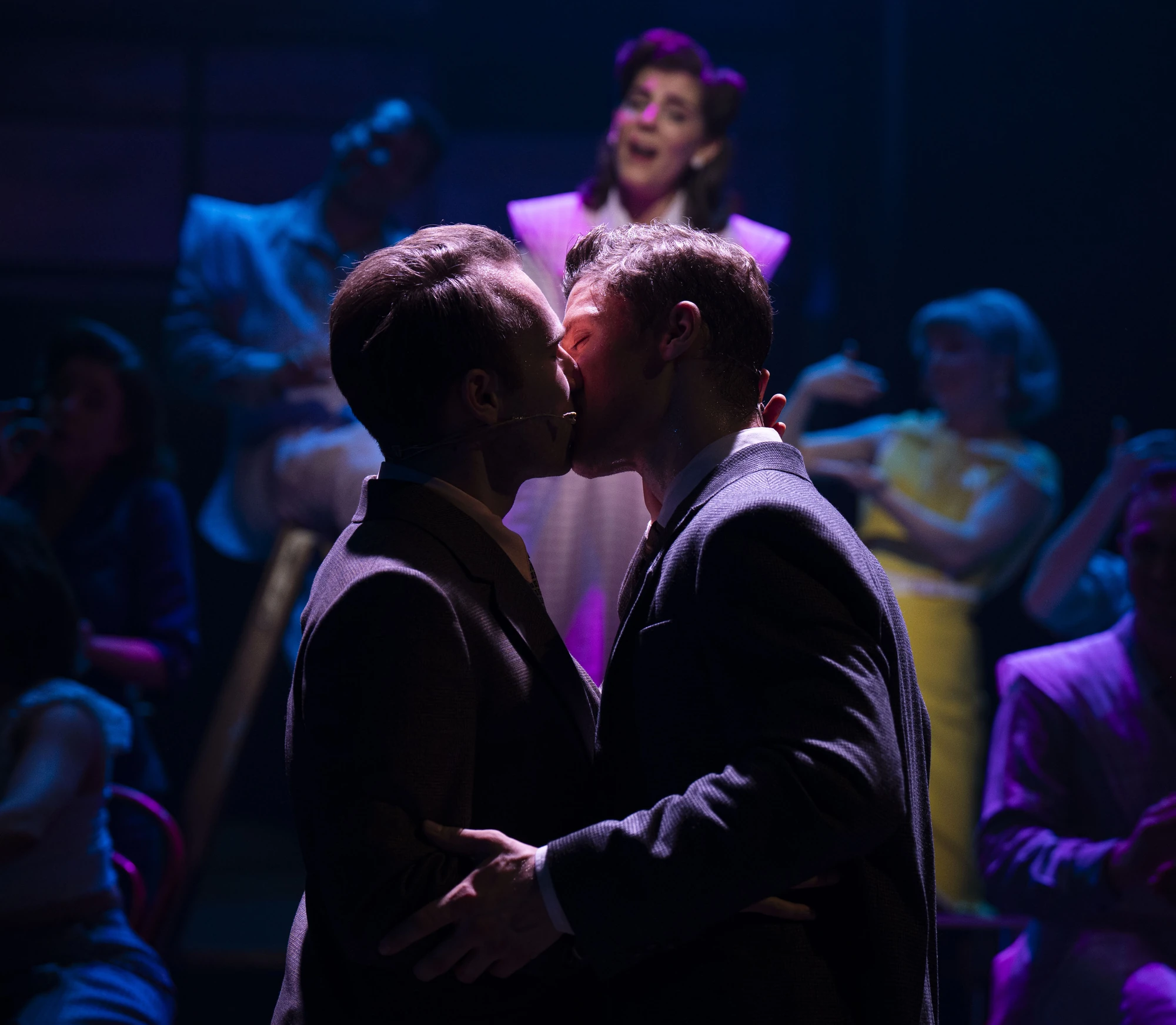 Romantische Szene mit einem Kuss zwischen zwei Schauspielern auf der Bühne.