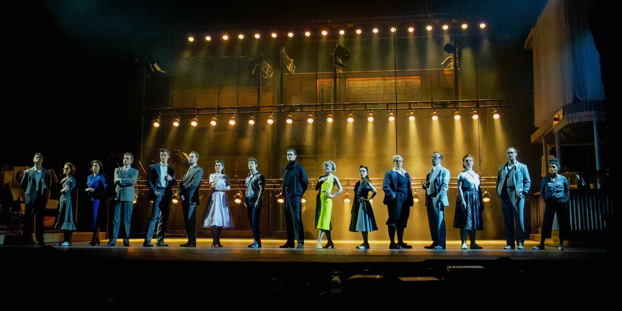 Ensemble auf der Bühne während einer Theateraufführung mit Scheinwerfern