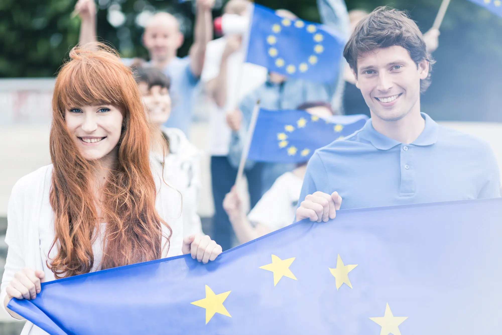 Kulturhauptstädte, Menschen gemeinsam mit Europa Flagge