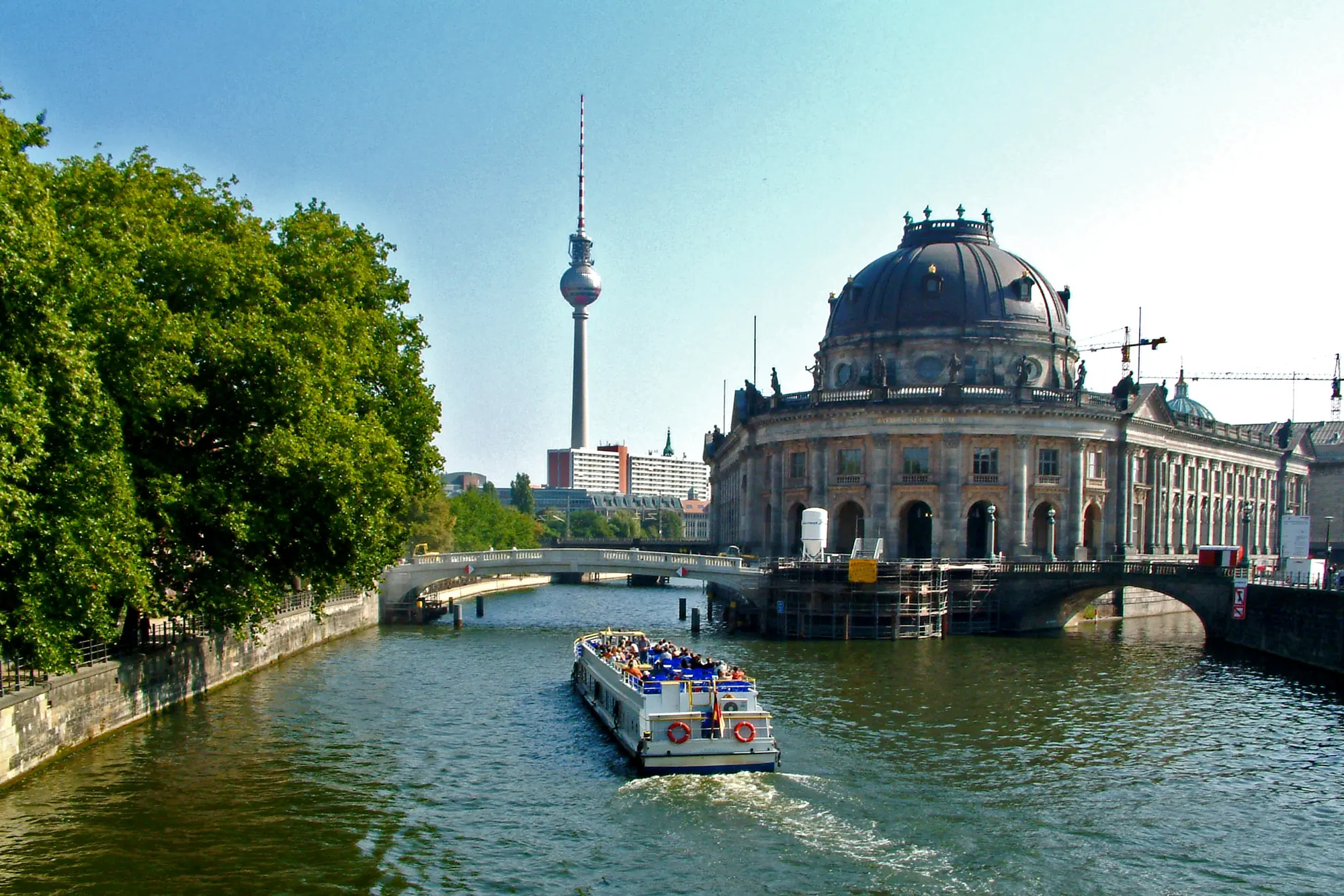 Berliner Dom, Fernsehturm und Schiff auf der Spree