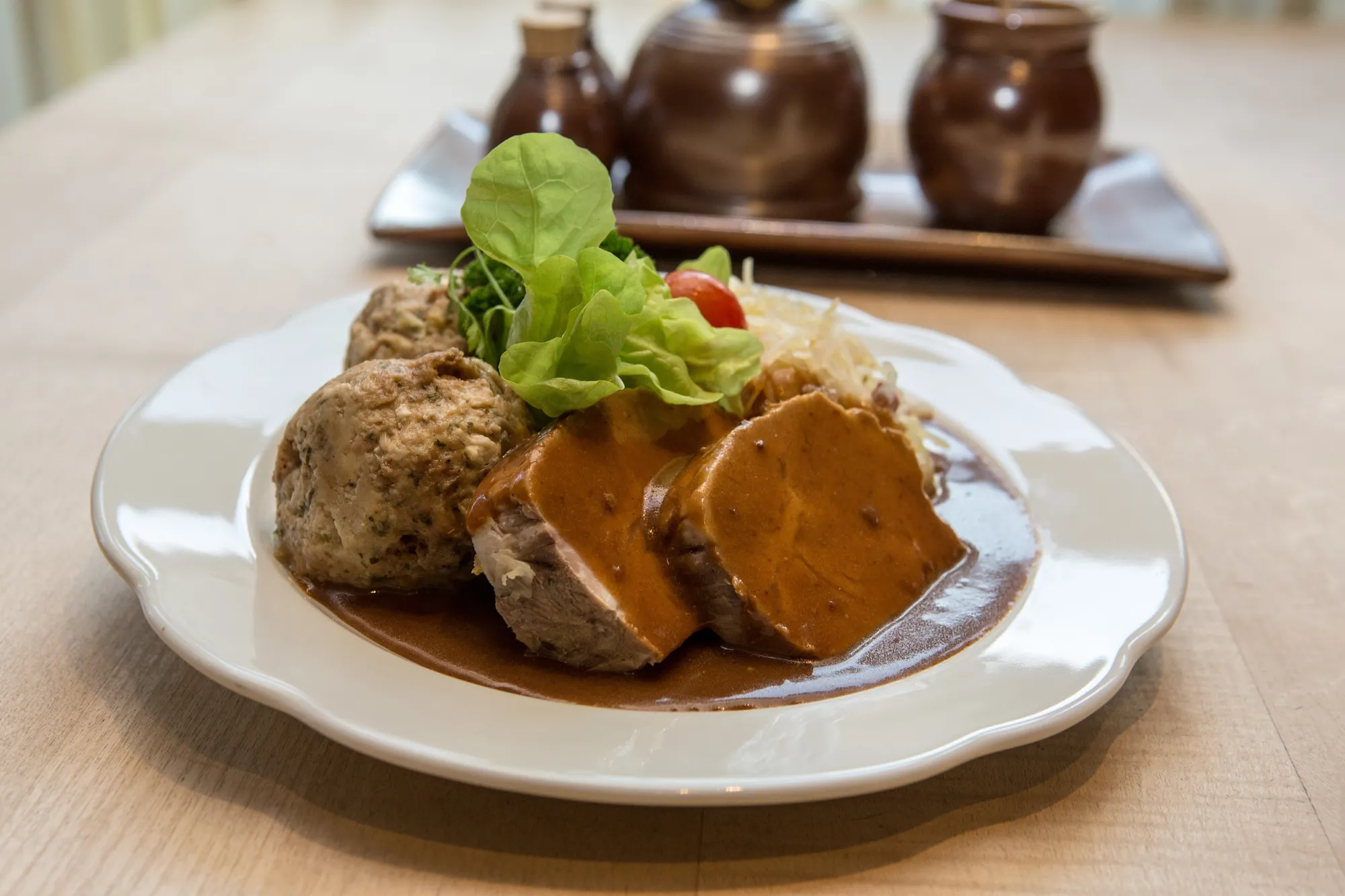 Köstlicher Anblick der Speise Bierfleisch mit Semmelknödel im Timmermanns Restaurant in der Sportwelt Radeberg beim Kurzurlaub Sachsen