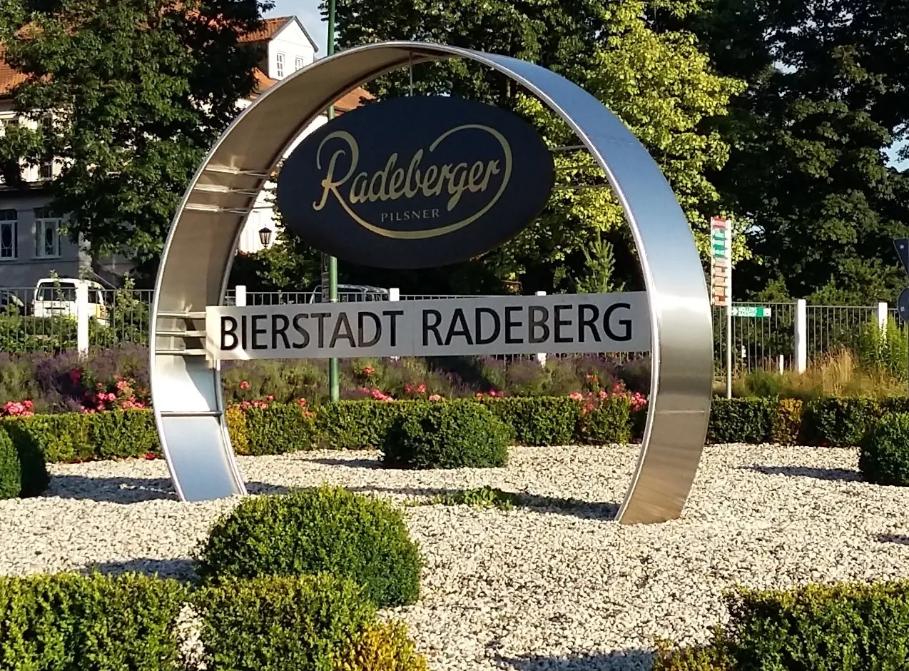 Silbener Bogen mit Schriftzug Bierstadt Radeberg im Botanischen Garten beim Kurzurlaub Sachsen