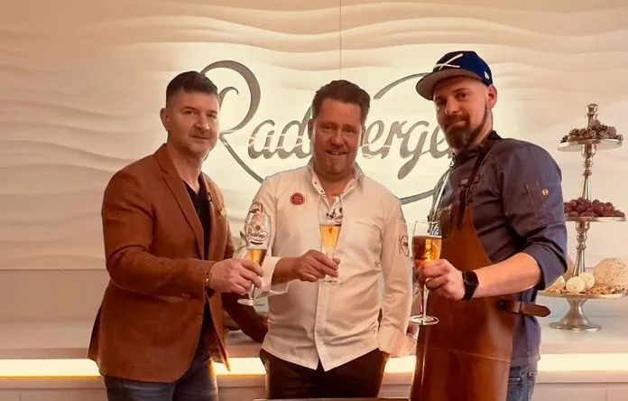 Restaurantleiter und Koch des Timmermanns Restaurant mit Mike Süsser beim Wettbewerb 