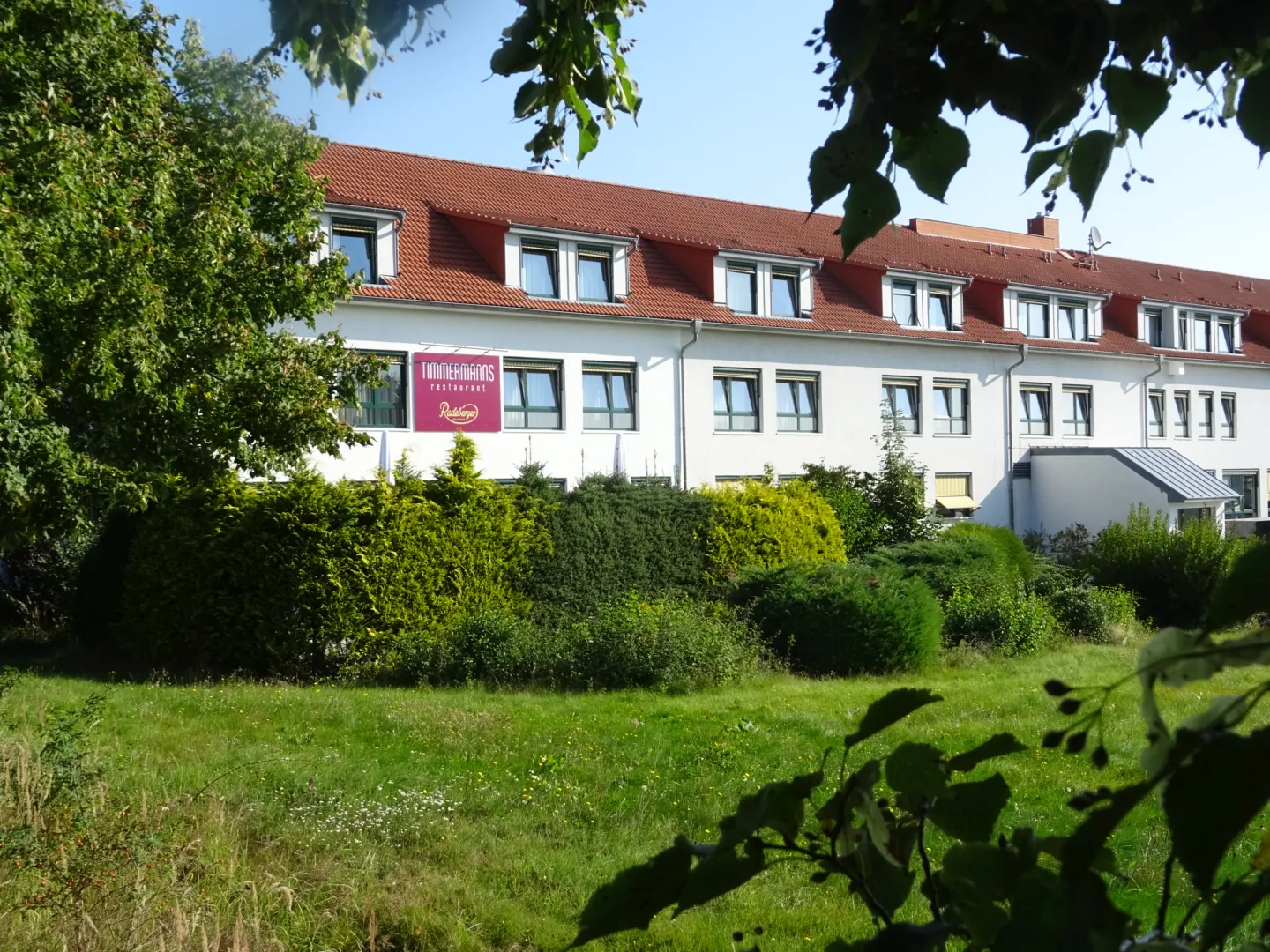 Aussenansicht vom Hotel Sportwelt Radeberg vom Garten aus beim Kurzurlaub Sachsen