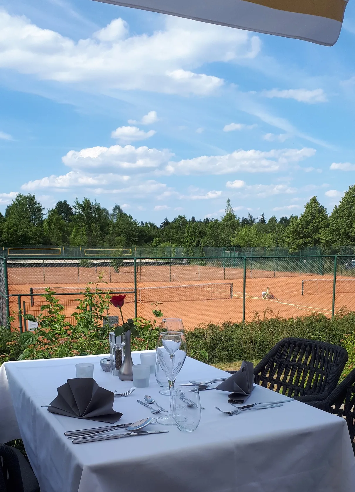 Terrasse von Timmermanns Restaurant von der Sportwelt Radeberg mit Blick auf die Außentennisplätze beim Kurzurlaub Sachsen