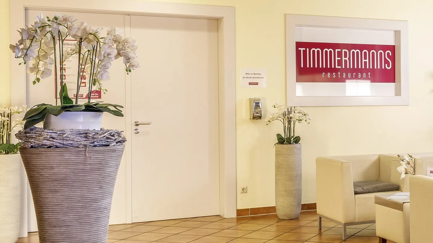 Helle Lobby vor dem Restauranteingang Timmermanns Restaurant in der Sportwelt Radeberg beim Kurzurlaub Sachsen