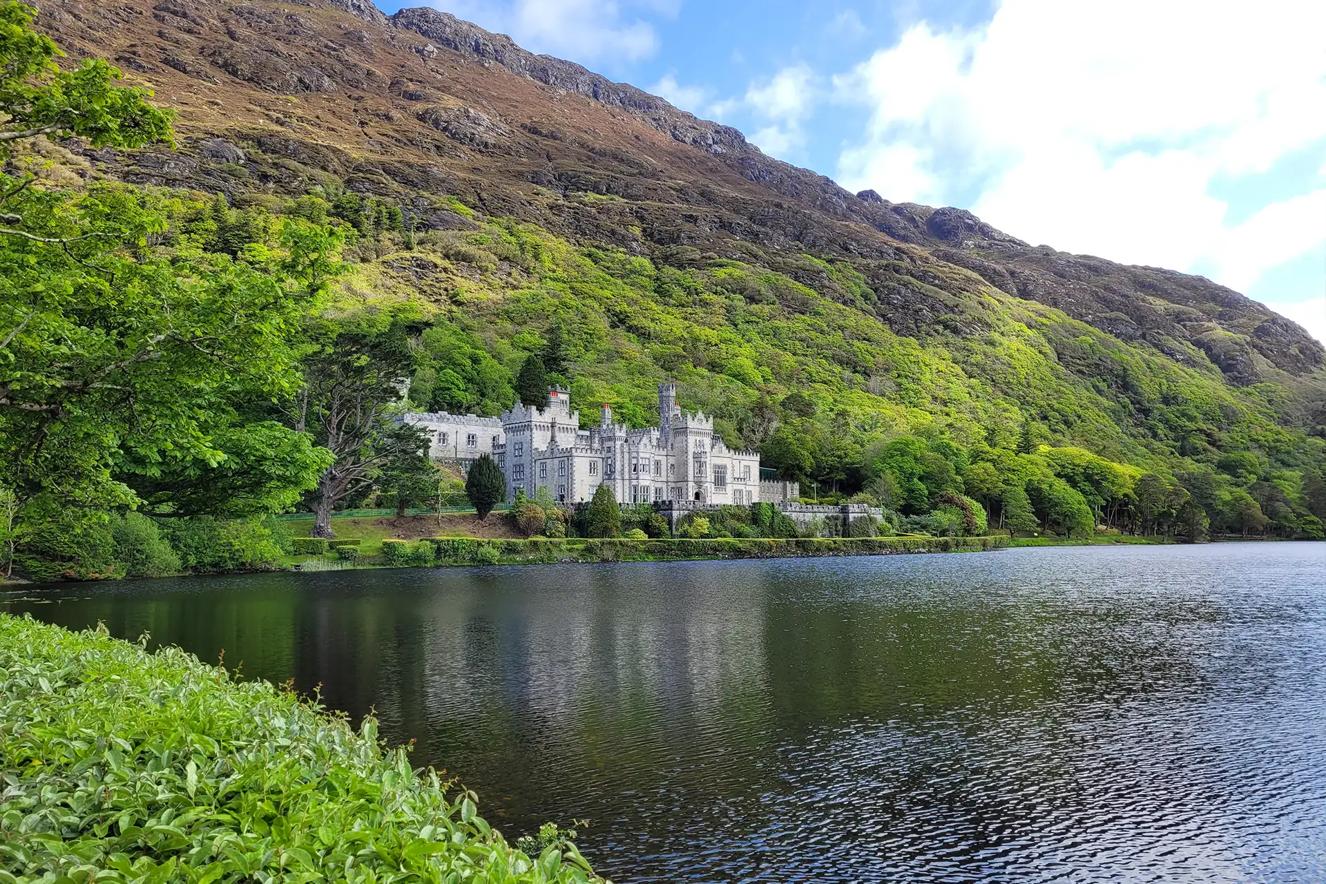 Einstiges Kloster - Kylemore Abbey - in Connemara, See im Vordergrund
