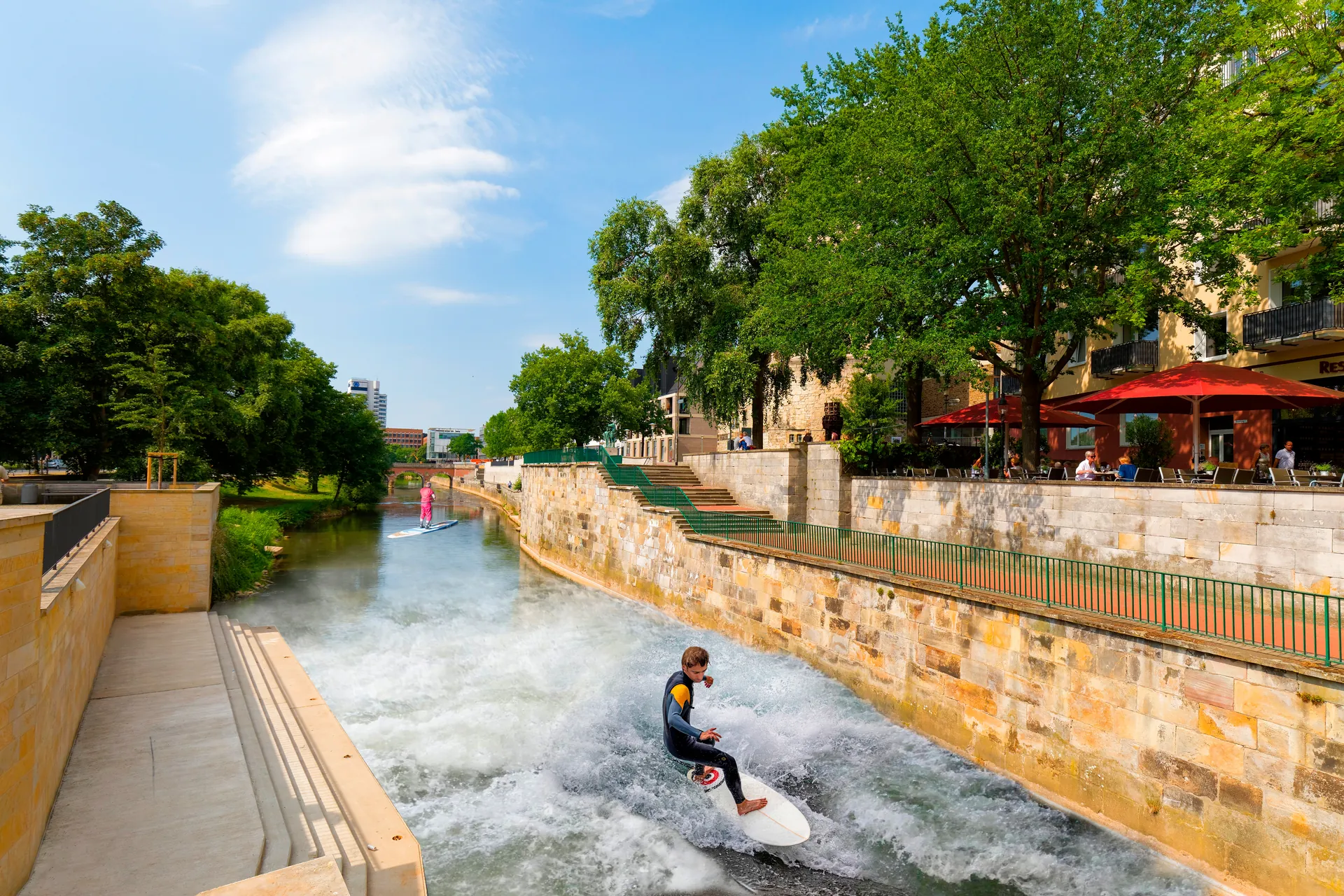Leinewelle in Hannover und Surfer