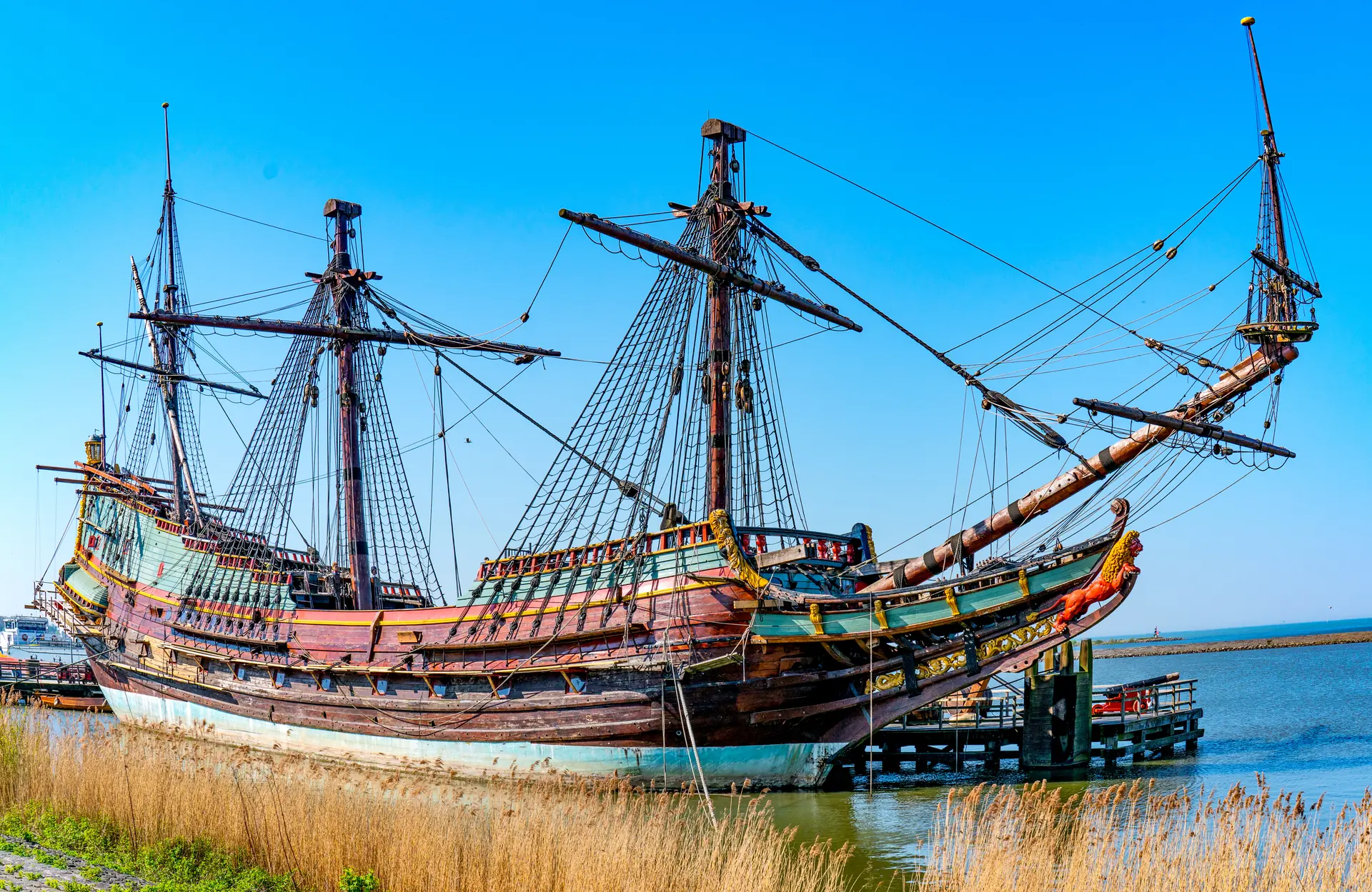 Historisches Segelschiff Batavia idyllisch im Hafen von Lelystad liegend