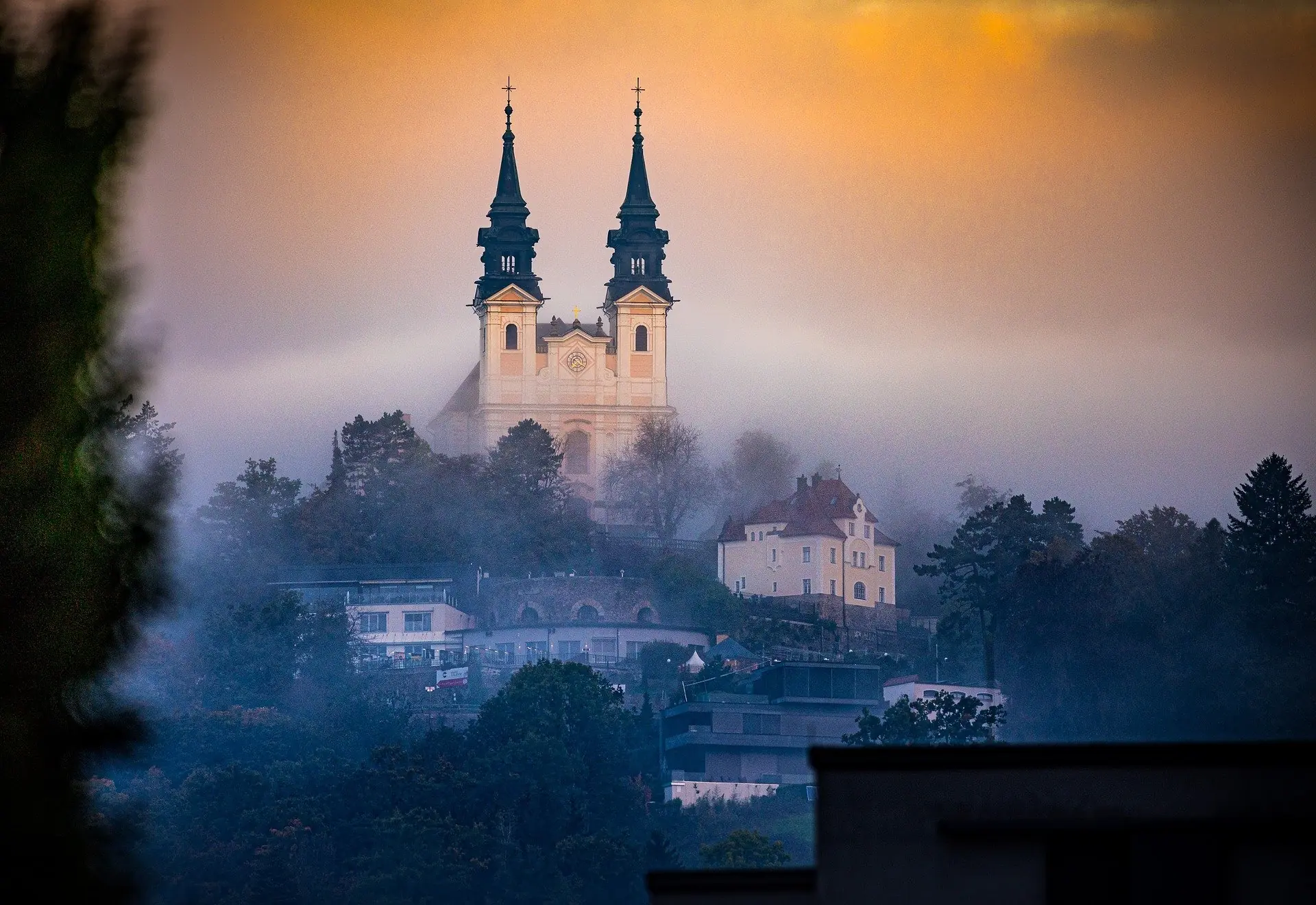 Wallfahrtsbasilika auf dem Pöstlingberg in Linz im Nebel