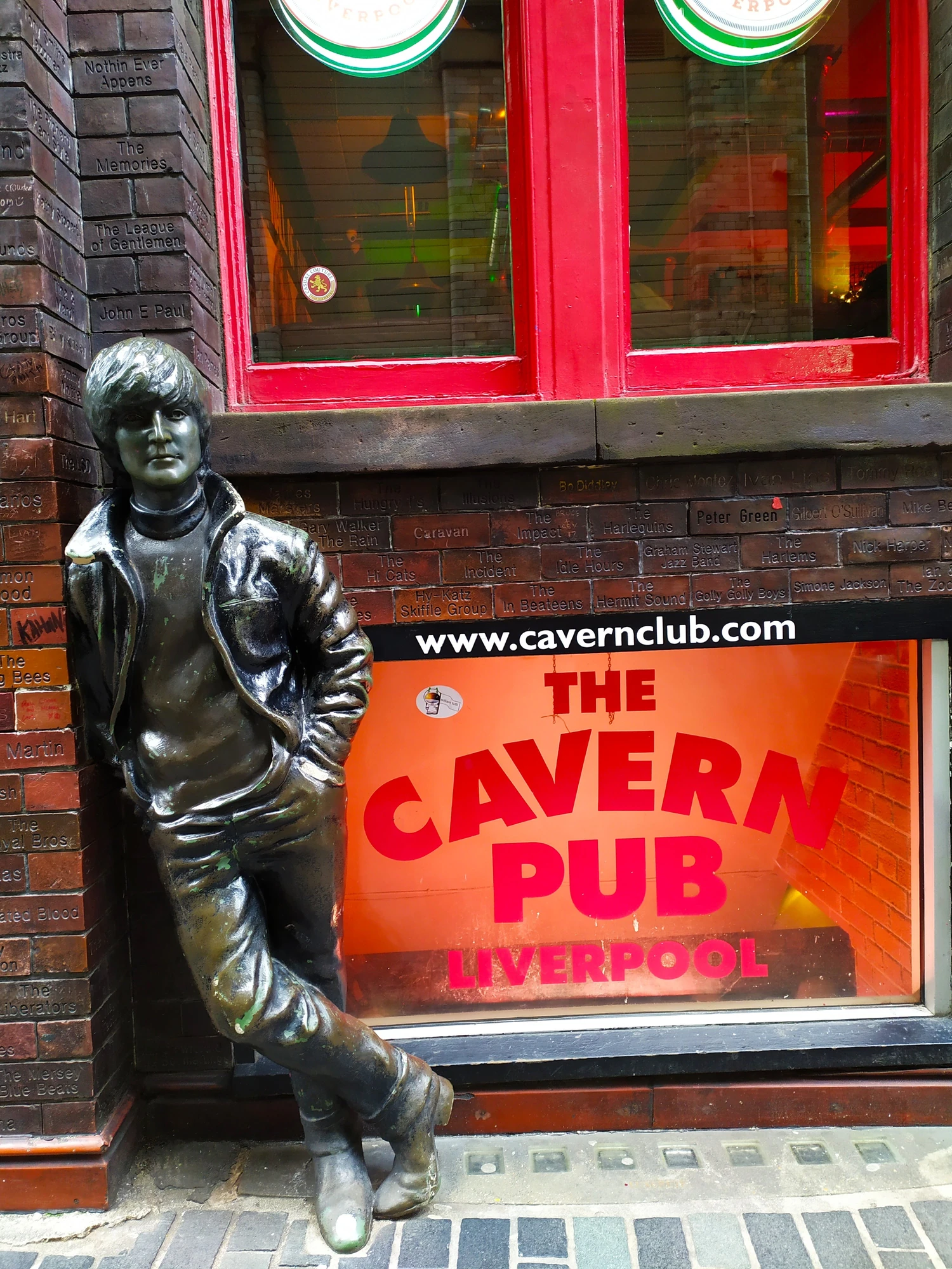 Der Cavern Club in Liverpool ist ein ikonischer Musikclub, der als Wiege der Beatles gilt. An der Fassade steht eine Statue von John Lennon, die den Einfluss der Band auf die Musikgeschichte symbolisiert. Der Club ist bekannt für seine lebendige Atmosphäre, Live-Musik und seine historische Bedeutung in der britischen Musikszene. Heute zieht er zahlreiche Touristen und Musikliebhaber an, die die Wurzeln des Rock'n'Roll erleben möchten.