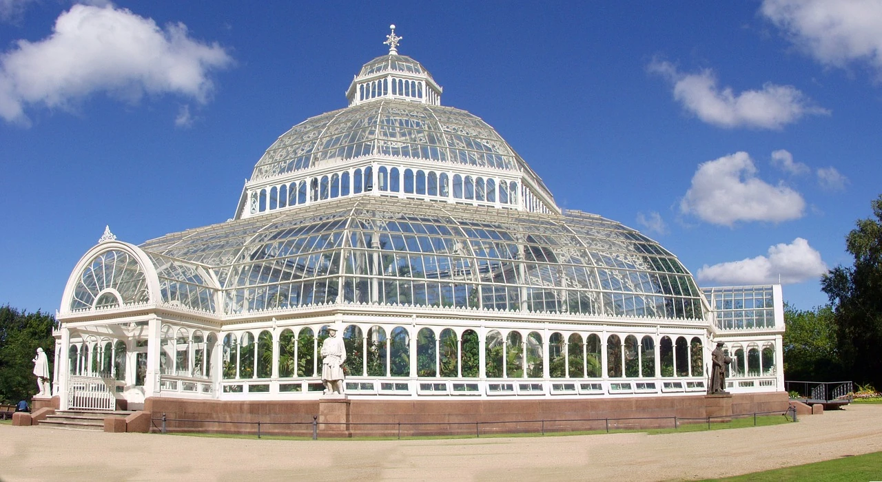 Das Palm House im Sefton Park in Liverpool ist ein beeindruckendes viktorianisches Gewächshaus, das 1896 erbaut wurde. Es zeichnet sich durch seine markante Glas- und Eisenkonstruktion aus und beherbergt eine Vielzahl tropischer Pflanzen und exotischer Blumen. Das Palm House ist nicht nur ein Ort für Pflanzenliebhaber, sondern auch ein beliebtes Ziel für Touristen, die die Schönheit der botanischen Vielfalt erleben möchten. Es ist umgeben von weitläufigen Parkanlagen, die ideale Bedingungen für Spaziergänge und Erholung bieten.