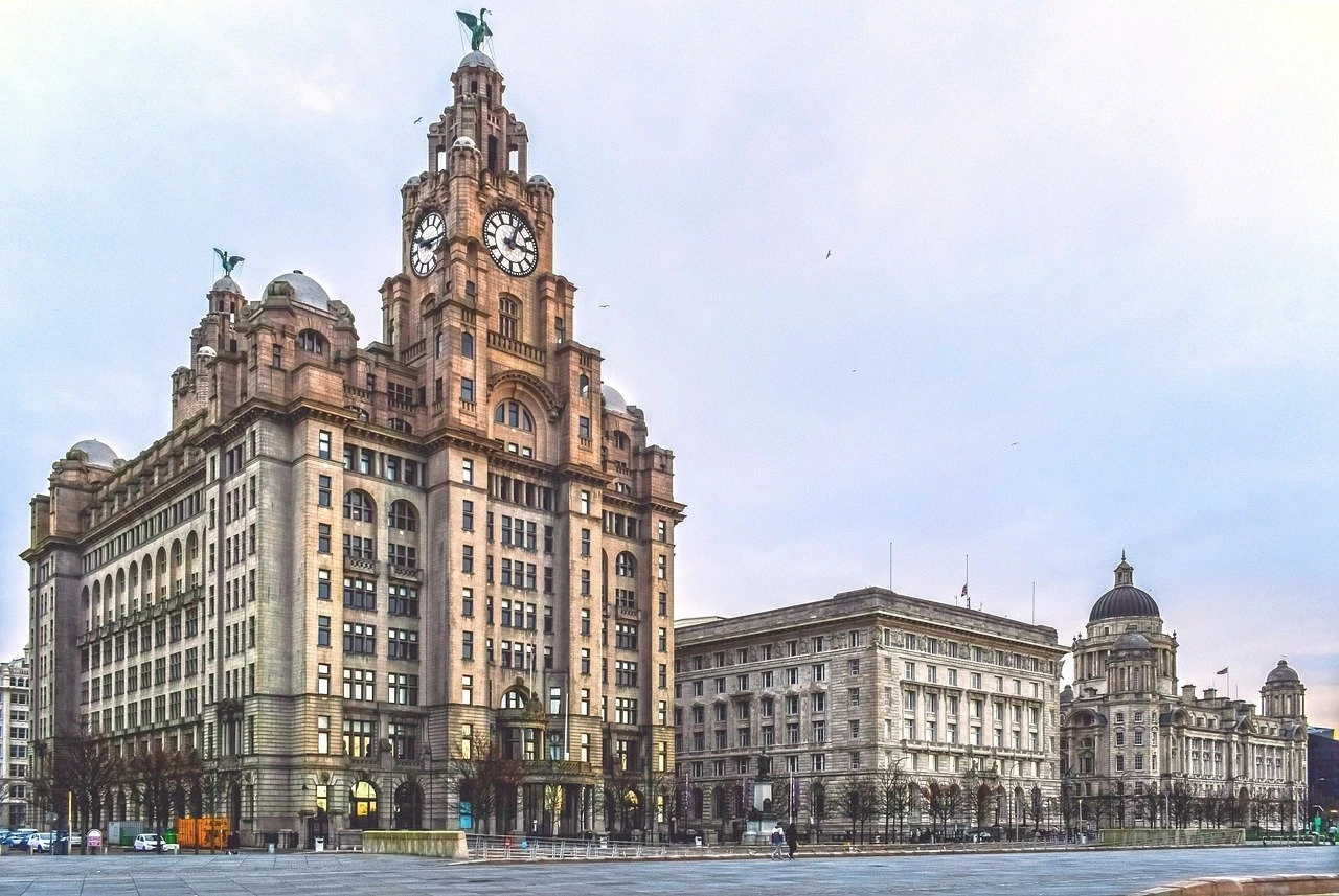 Der Royal Liver Building in Liverpool ist ein ikonisches Beispiel für neoklassizistische Architektur und wurde zwischen 1908 und 1911 erbaut. Mit seinen markanten Türmen und den zwei berühmten Liver Birds auf der Spitze ist das Gebäude eines der bekanntesten Wahrzeichen der Stadt. Es dient als Sitz der Royal Liver Assurance und symbolisiert den maritimen Erbe Liverpools. Die Fassade aus rotem Ziegelstein und das eindrucksvolle Uhrwerk machen das Gebäude zu einem beliebten Fotomotiv. Der Royal Liver Building ist Teil des UNESCO-Weltkulturerbes 