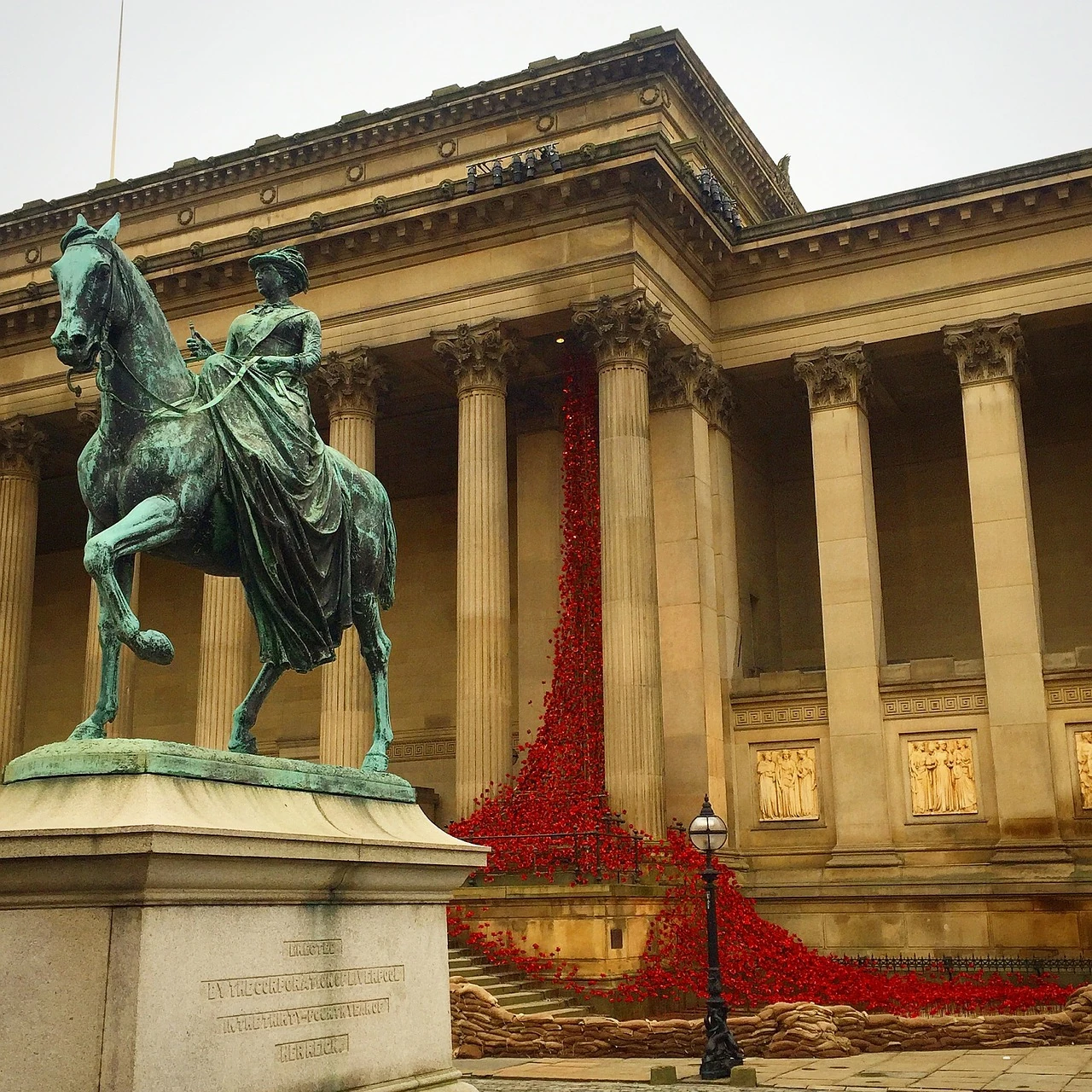St. George's Hall in Liverpool ist ein beeindruckendes neoklassizistisches Gebäude, das zwischen 1838 und 1854 erbaut wurde. Es ist bekannt für seine monumentale Fassade mit hohen Säulen und der markanten Statue von Königin Victoria im Vordergrund. Das Gebäude dient als Veranstaltungsort für Konzerte und kulturelle Ereignisse und beherbergt das Royal Liverpool Philharmonic Orchestra. Die Fassade ist geschmückt mit dekorativen Elementen und wird von einer eindrucksvollen Poppy-Wand flankiert, die als Gedenkstätte für gefallene Soldaten dient. St. George's Hall ist ein bedeutendes Symbol für das kulturelle Erbe von Liverpool.