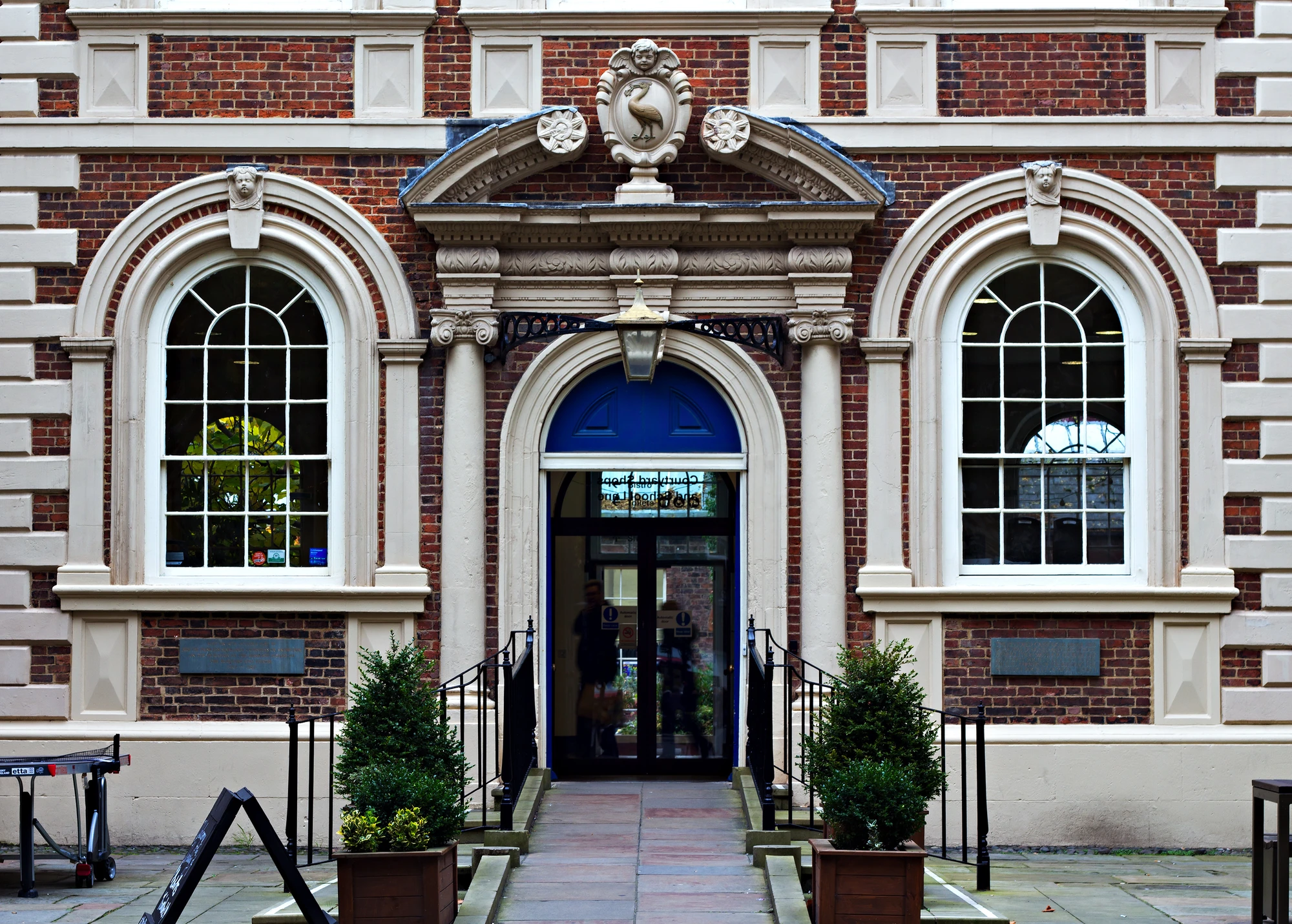 The Bluecoat ist ein historisches Gebäude und Kunstzentrum in Liverpool, das 1716 erbaut wurde. Es gilt als eines der ältesten Gebäude der Stadt und ist bekannt für seine beeindruckende Architektur im georgianischen Stil. Ursprünglich als Schule für Waisenkinder genutzt, beherbergt das Bluecoat heute Künstlerateliers, Galerien und Veranstaltungsräume. Es ist ein kultureller Treffpunkt und bietet ein vielfältiges Programm an Ausstellungen, Workshops und Veranstaltungen. Die schöne Umgebung mit einem kleinen Garten lädt Besucher zum Verweilen ein und ist ein beliebter Ort für Kunst- und Kulturinteressierte.