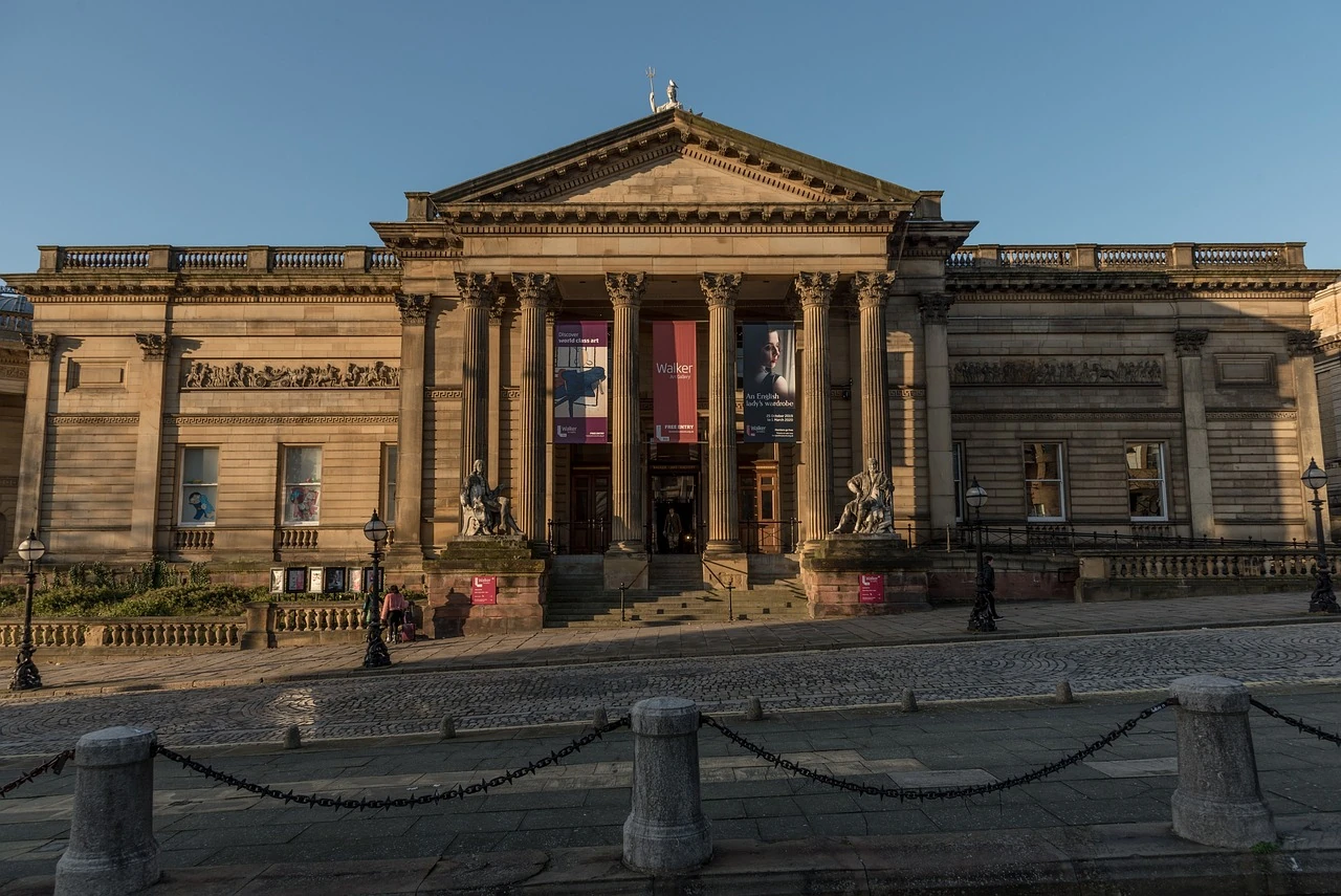 Die Walker Art Gallery in Liverpool, eröffnet im Jahr 1877, ist eines der bedeutendsten Kunstmuseen des Vereinigten Königreichs. Das Gebäude ist im neoklassizistischen Stil gestaltet und beherbergt eine beeindruckende Sammlung europäischer Malerei, Skulpturen und dekorativer Kunst vom Mittelalter bis zur Gegenwart. Die Galerie ist bekannt für Werke von Künstlern wie Rembrandt, Turner und Hockney. Neben der ständigen Sammlung finden regelmäßig wechselnde Ausstellungen und Veranstaltungen statt. Die Walker Art Gallery ist ein wichtiger kultureller Anziehungspunkt in Liverpool und bietet freien Eintritt, was sie für Besucher besonders zugänglich macht.