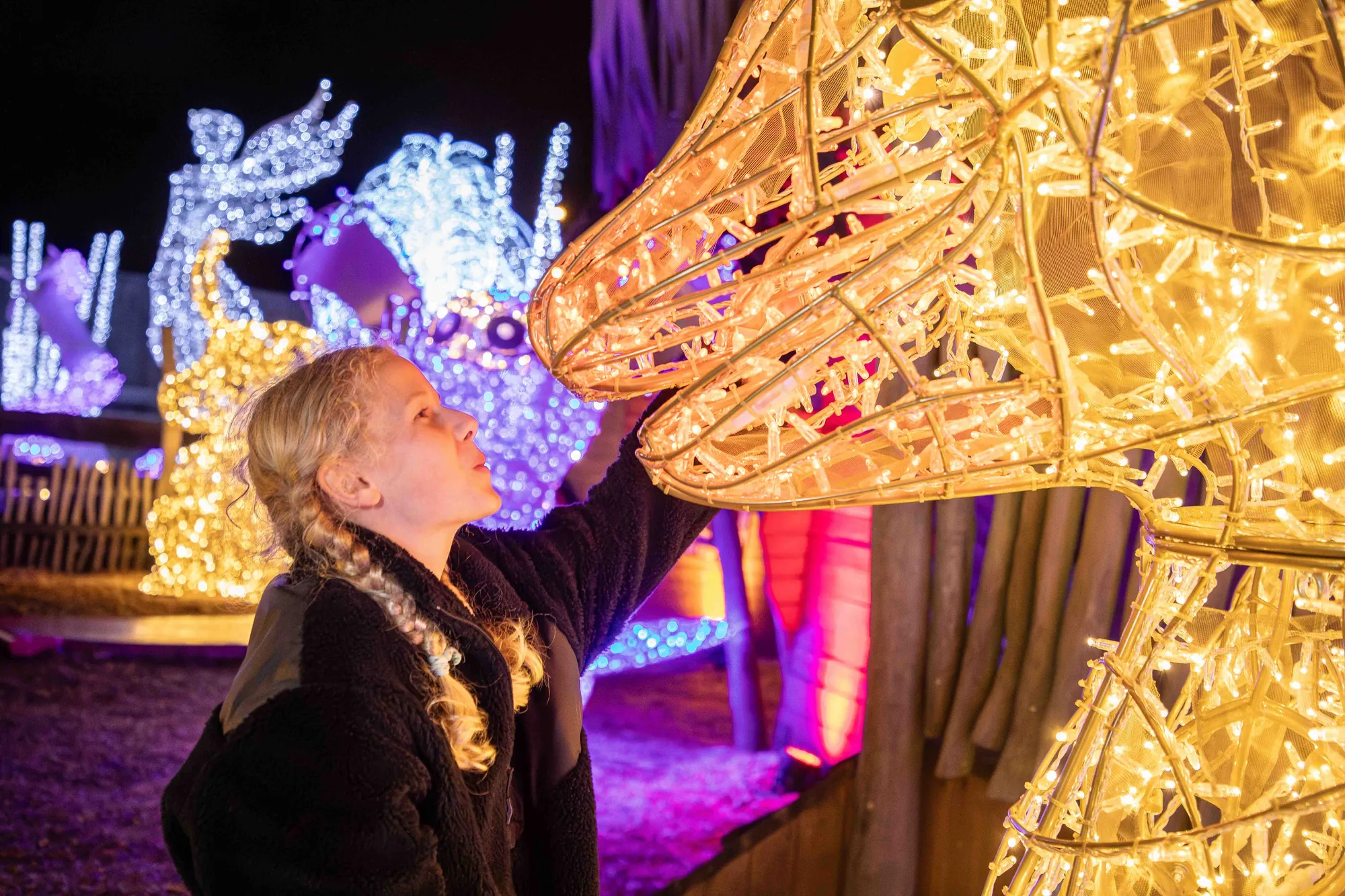 Kind vor Lichtinstallation im Lumagica München Lichterpark