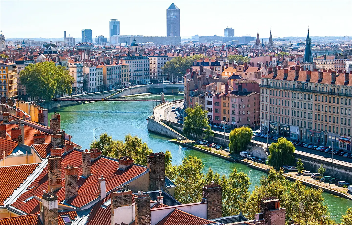 Lyon Panoramabild entlang des von bunten Häusern gesäumten Flussufer