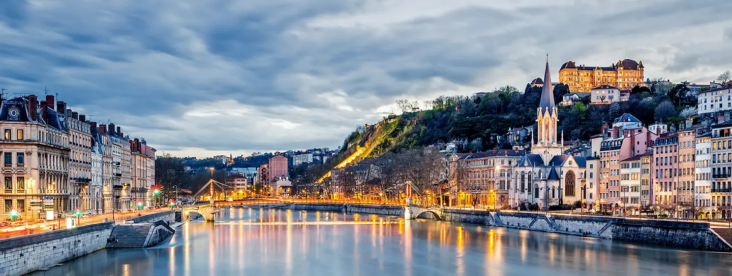 Abendstimmung bei Einfahrt auf einem Fluss Kreuzfahrtschiff auf der Saône mit Unterkunft Lyon