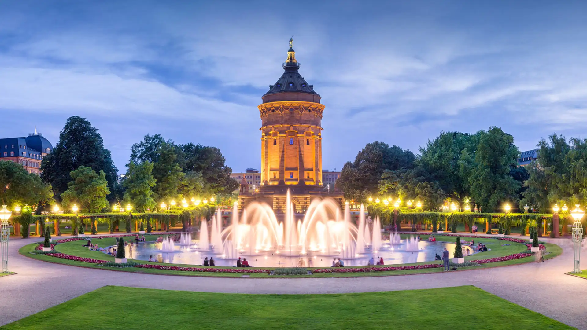 Stadtansicht mit dem Mannheimer Wasserturm im Hintergrund und grünen Parkanlagen (1920x1080px)