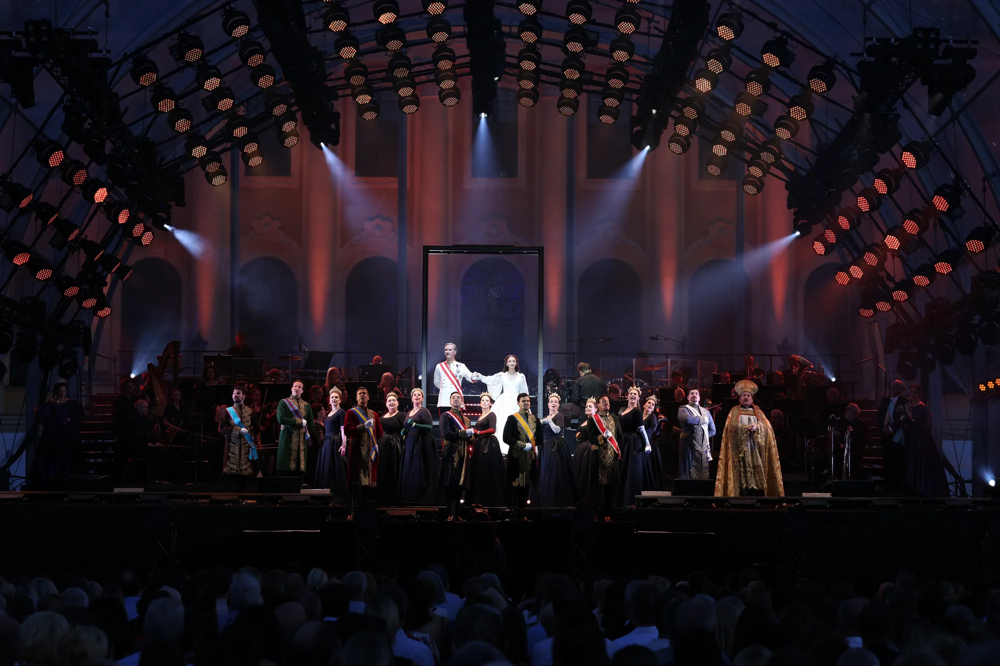 Alle Darsteller sind auf der Bühne versammelt mit Elisabeth und Franz-Joseph in der Mitte