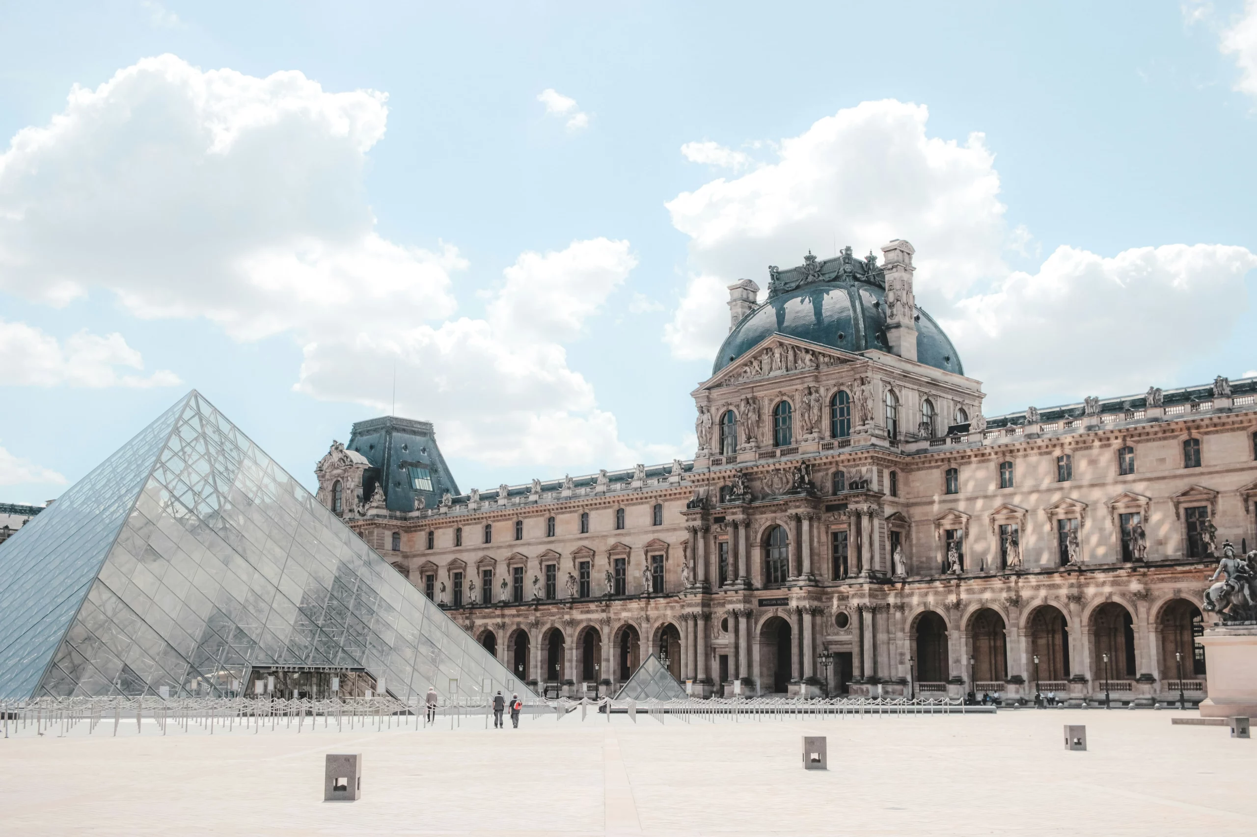 Panoramablick über den Vorplatz des Louvre mit der ikonischen Glaspyramide.
