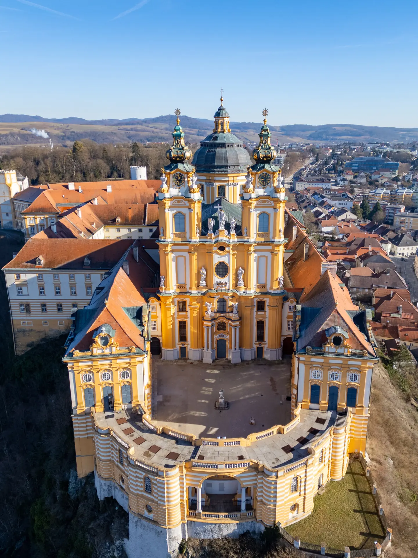 Blick von oben auf das Stift Melk mit Blick in den Innenhof