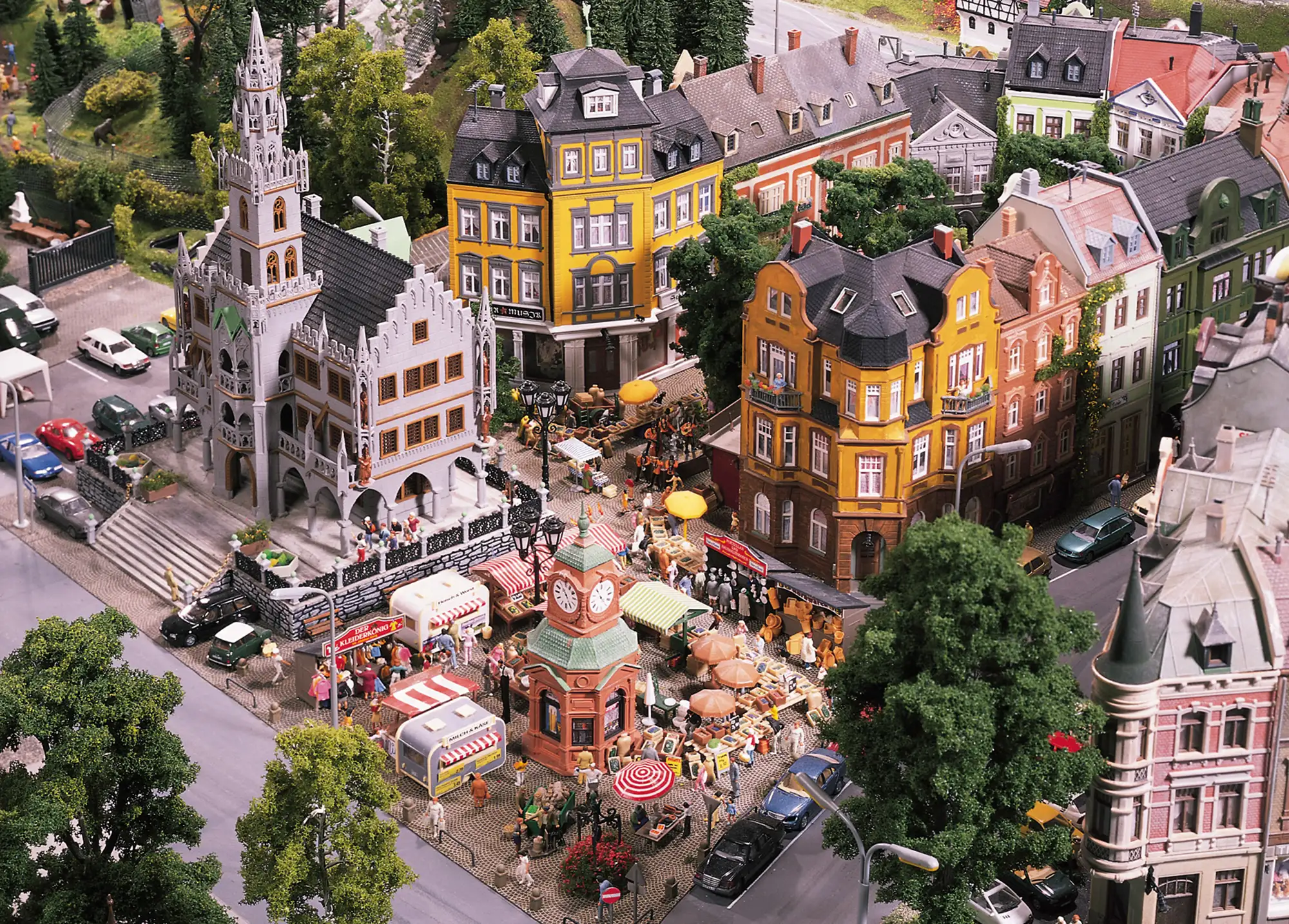 Gebäude und Markt in einer Ausstellung im Miniatur Wunderland Hamburg