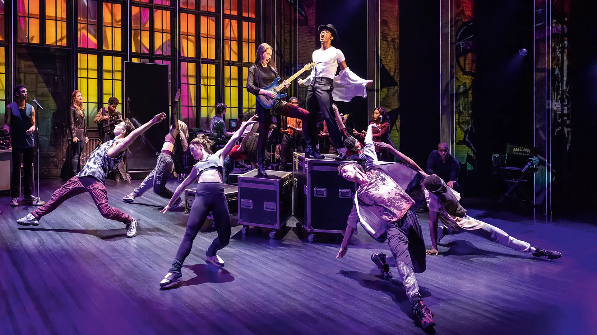 Beat it Szene 2 - MJ – Das Michael Jackson Musical in Hamburg, MJ mit Gitarristin