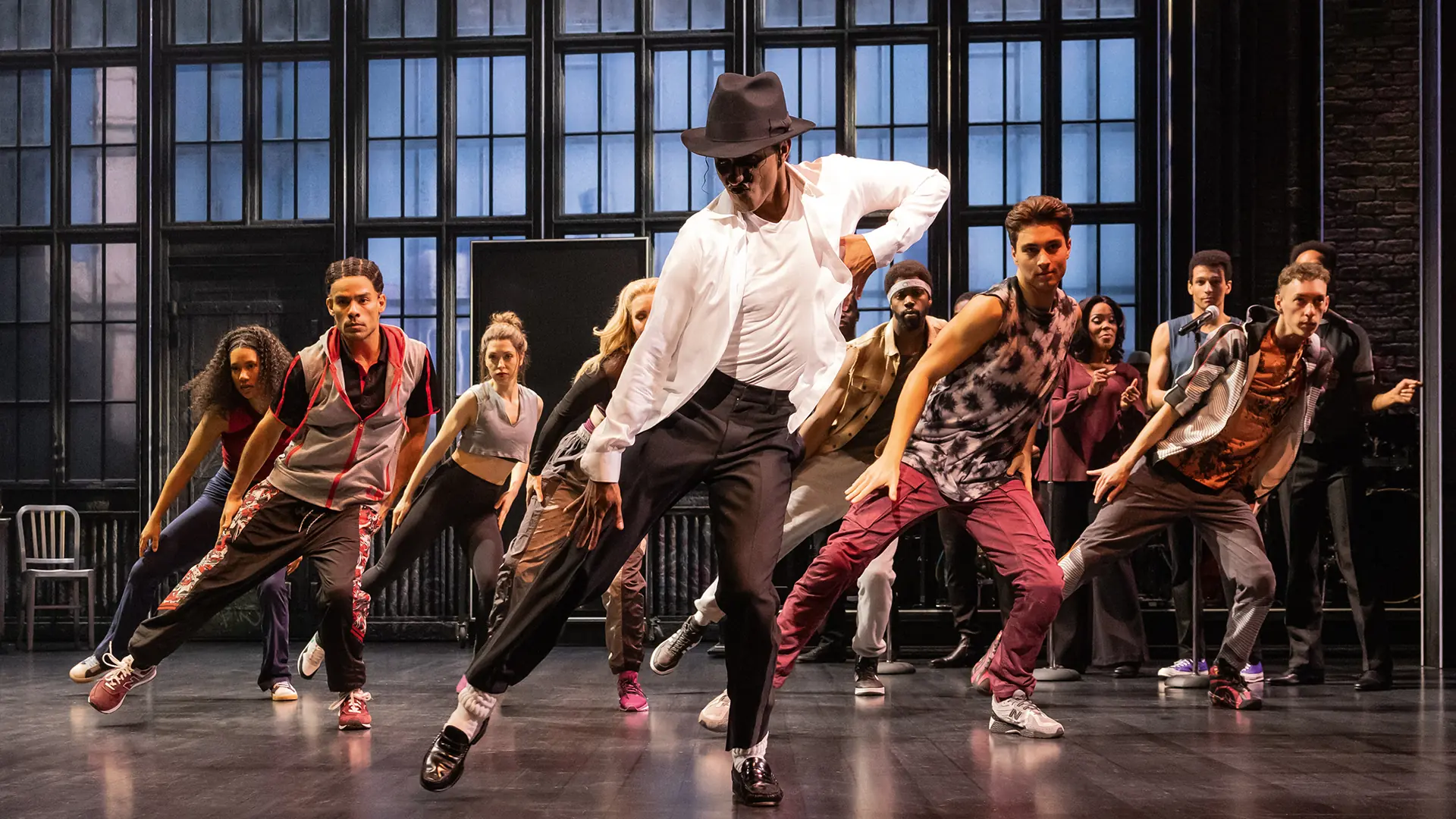 Beat it Szene 1 - MJ – Das Michael Jackson Musical in Hamburg, MJ mit Tänzern im Probenraum