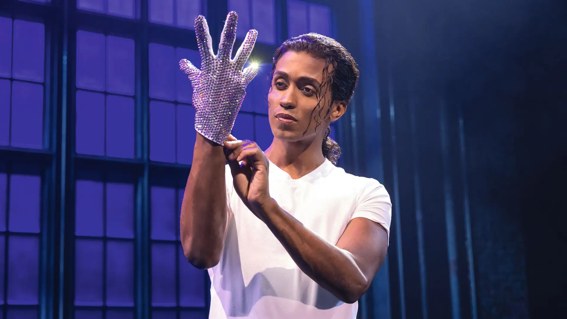 MJ zieht glitzernden Handschuh an, Szene - MJ – Das Michael Jackson Musical