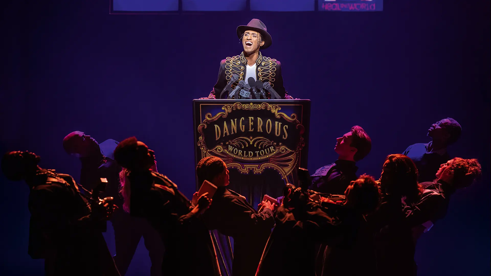 Pressekonferenz Szene - MJ – Das Michael Jackson Musical, MJ am Rednerpult