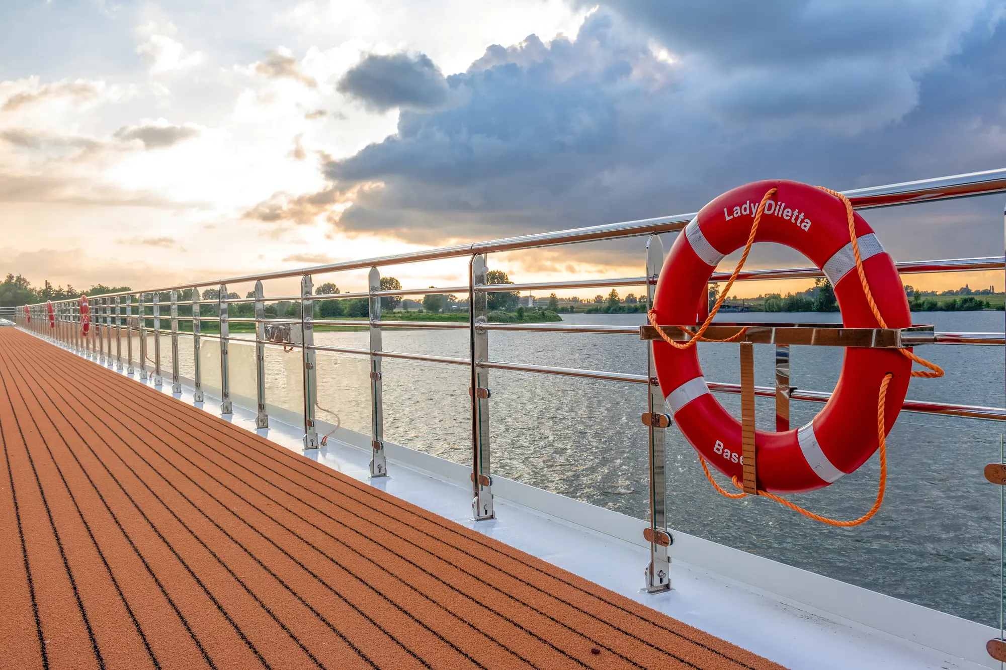 MS Lady Diletta auf dem Rhein bei Sonnenuntergang