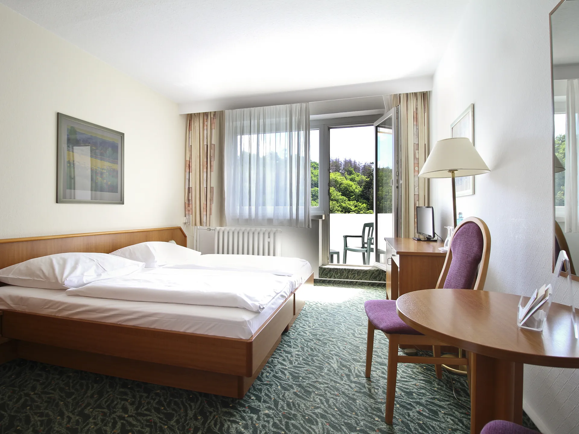 Zimmerbeispiel mit Balkon im Morada Hotel Alexisbad Harz