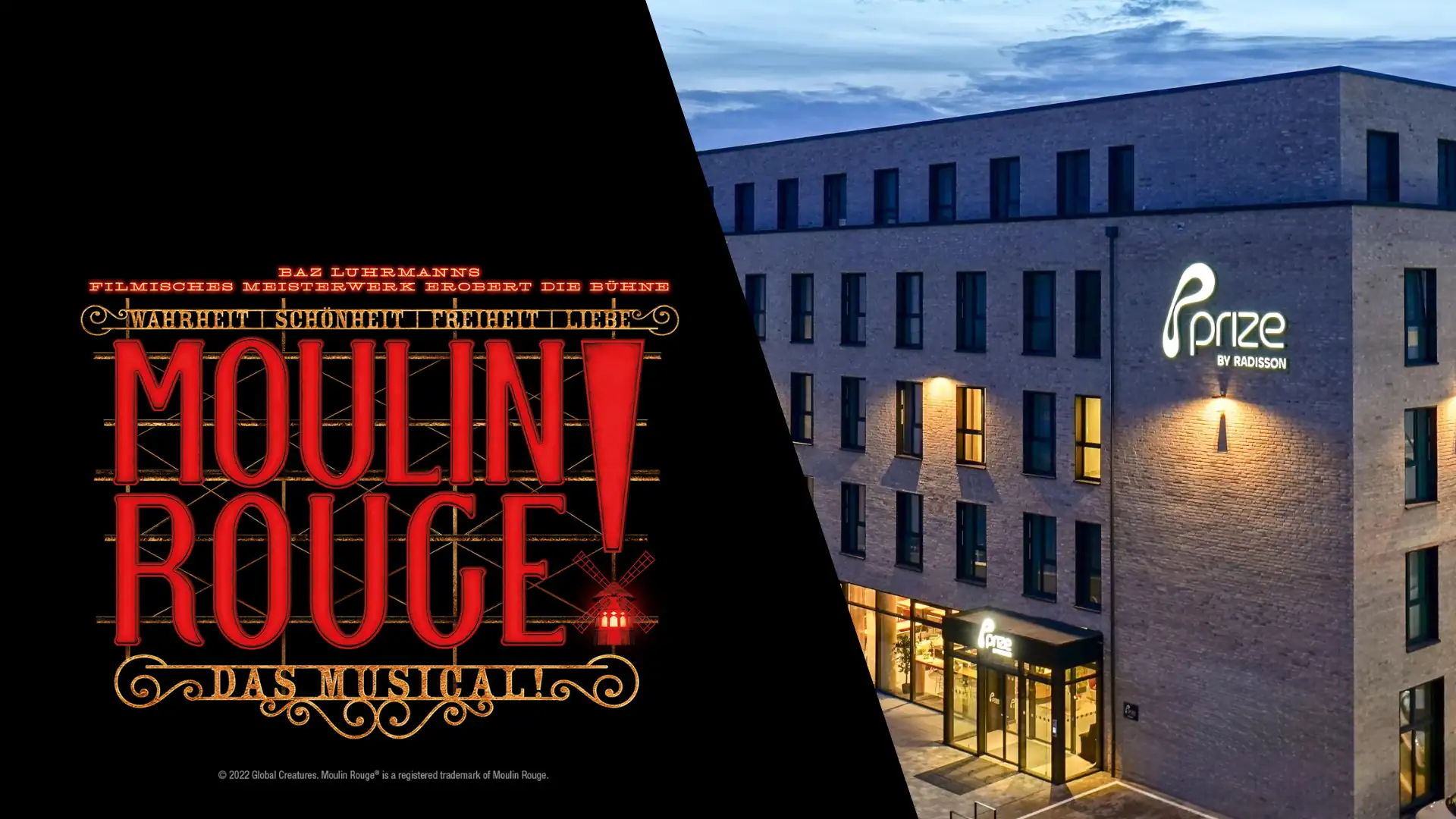 Leuchtschrift mit dem Schriftzug 'MOULIN ROUGE! DAS MUSICAL' neben einem modernen Gebäude mit beleuchtetem Schriftzug 'prize by radisson'