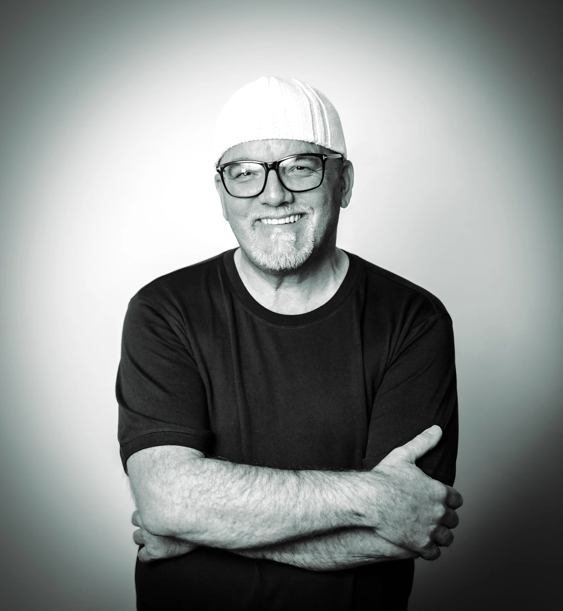 Mountain Mania 2024 - DJ Ötzi Konzert - Profilbild von DJ Ötzi in schwarz weiß mit verschränkten Armen