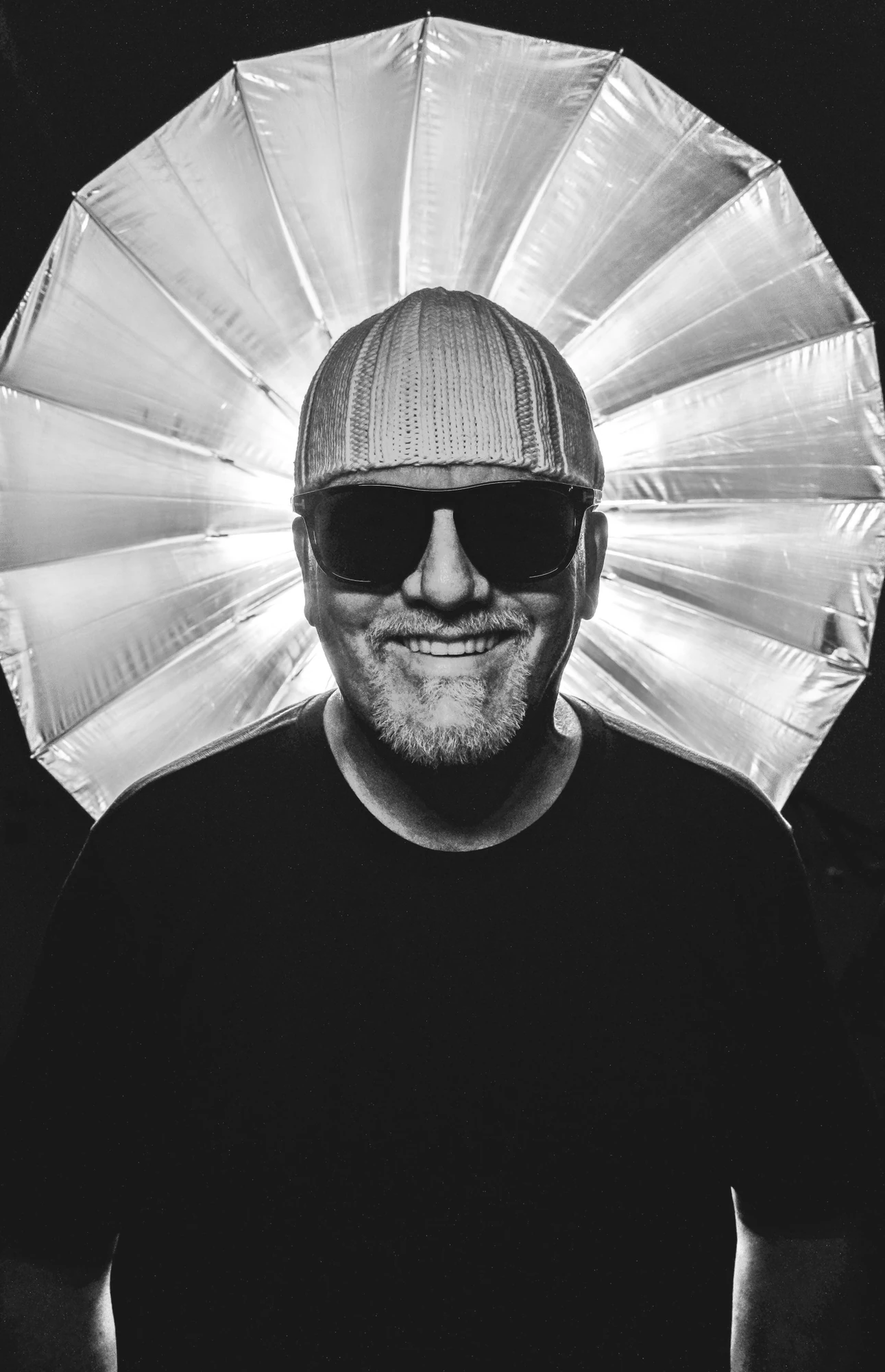 Mountain Mania 2024 - DJ Ötzi Konzert - Bild von DJ Ötzi vor Lampe in schwarz weiß