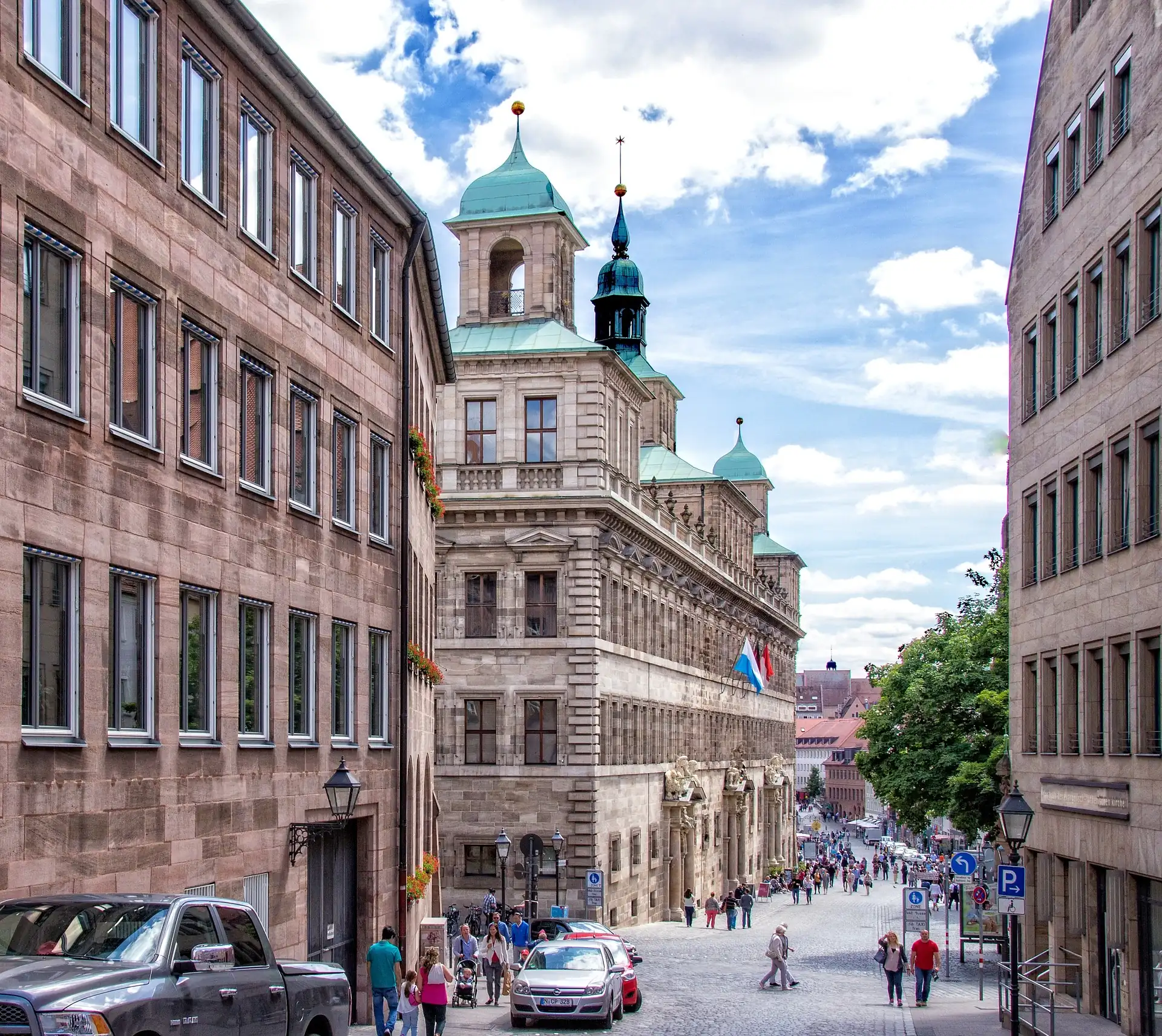 Blick auf Rathaus und Hauptmarkt